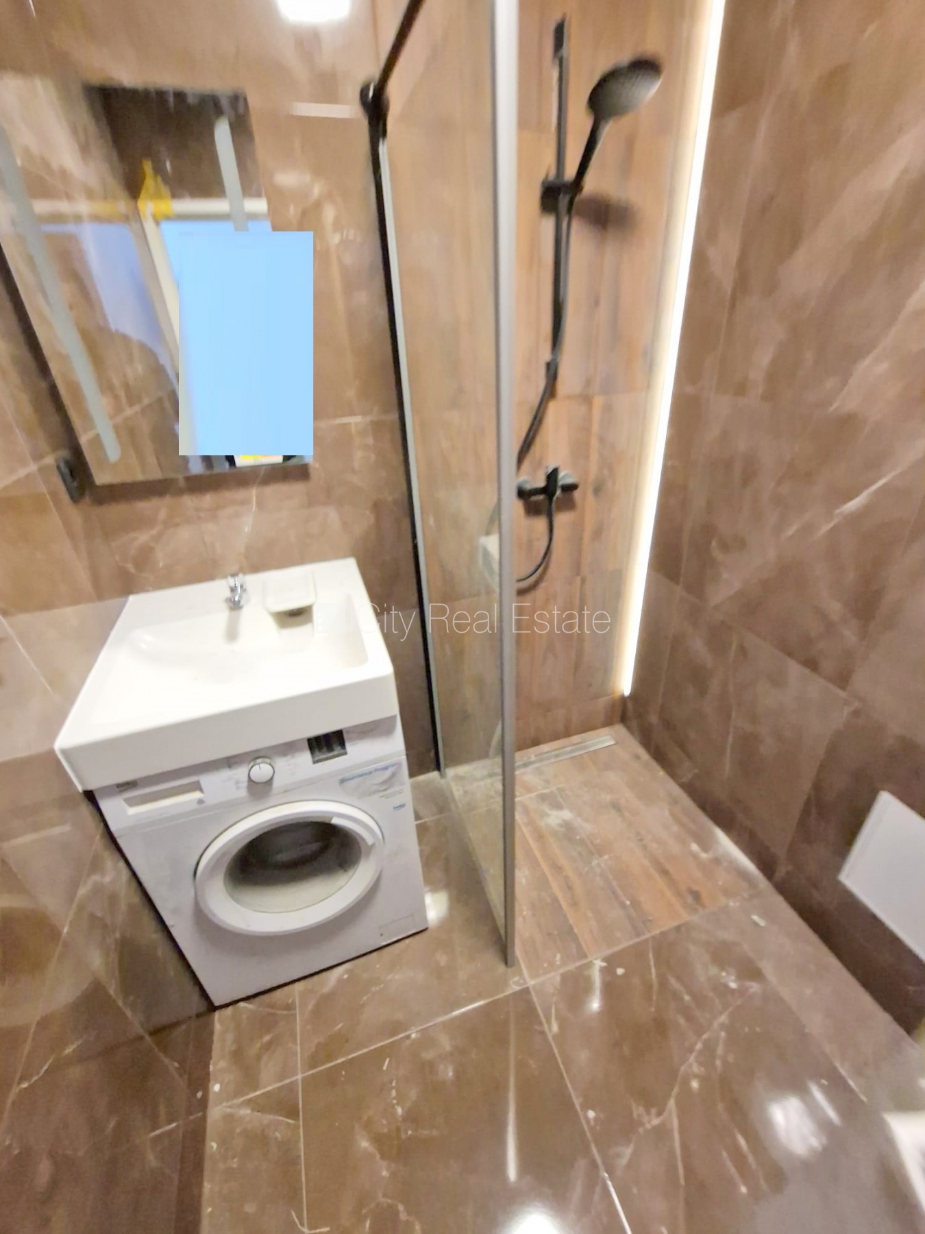 Объявление. Фасадный дом, реновированный дом, вход с улицы и со двора, лестничная клетка после косметического Цена: 300 EUR/мес. Foto #9