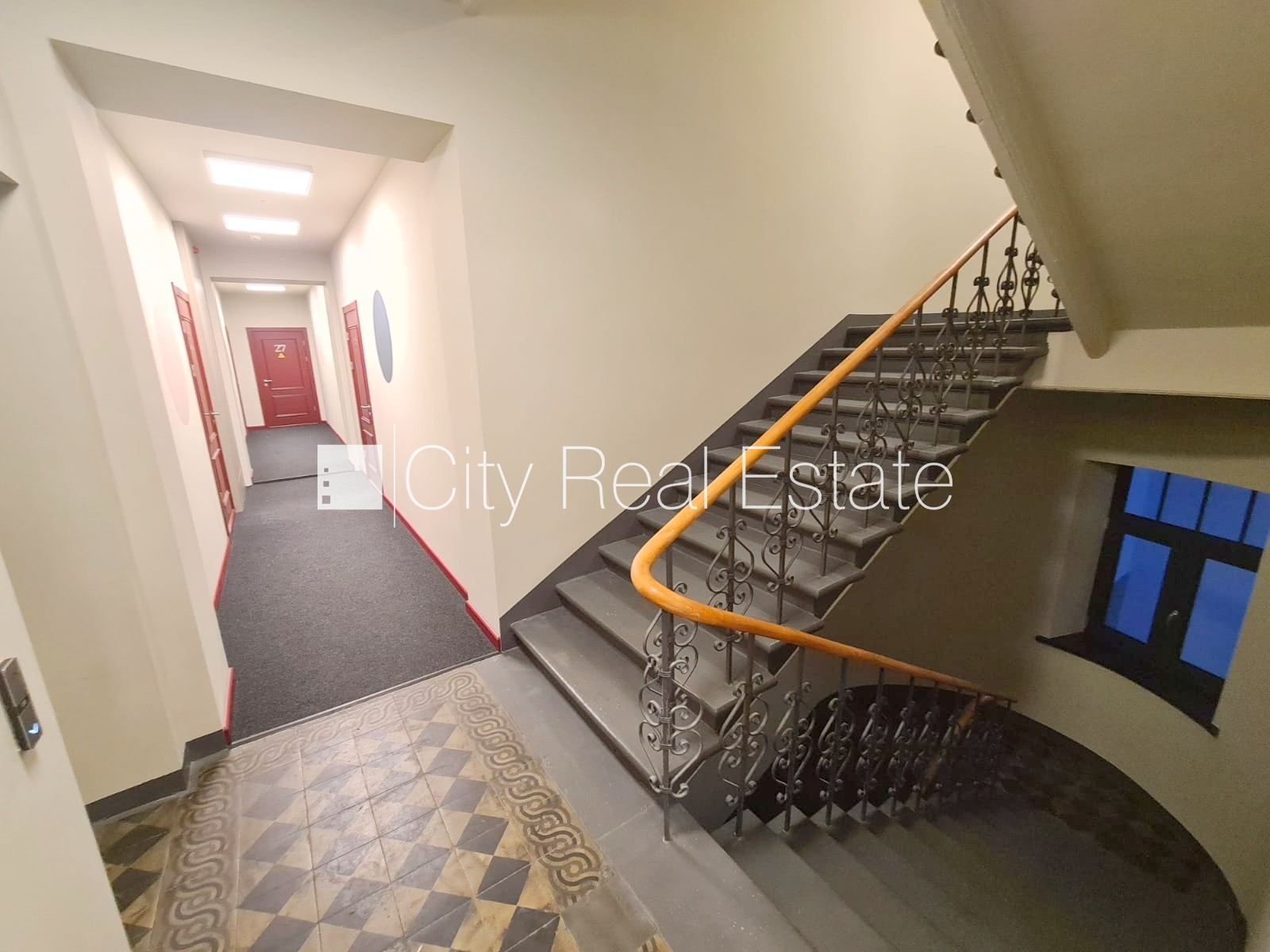 Sludinājumi. Pagalma ēka, renovēta māja, slēgts pagalms, ieeja no ielas un pagalma, ir lifts, kāpņu telpa pēc Cena: 400 EUR/mēn Foto #10