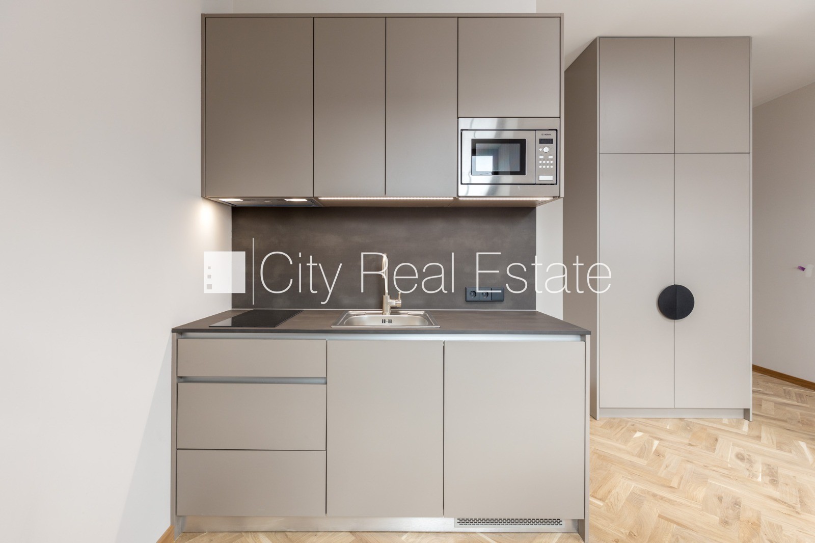 Sludinājumi. Pagalma ēka, renovēta māja, slēgts pagalms, ieeja no ielas un pagalma, ir lifts, kāpņu telpa pēc Cena: 400 EUR/mēn Foto #4