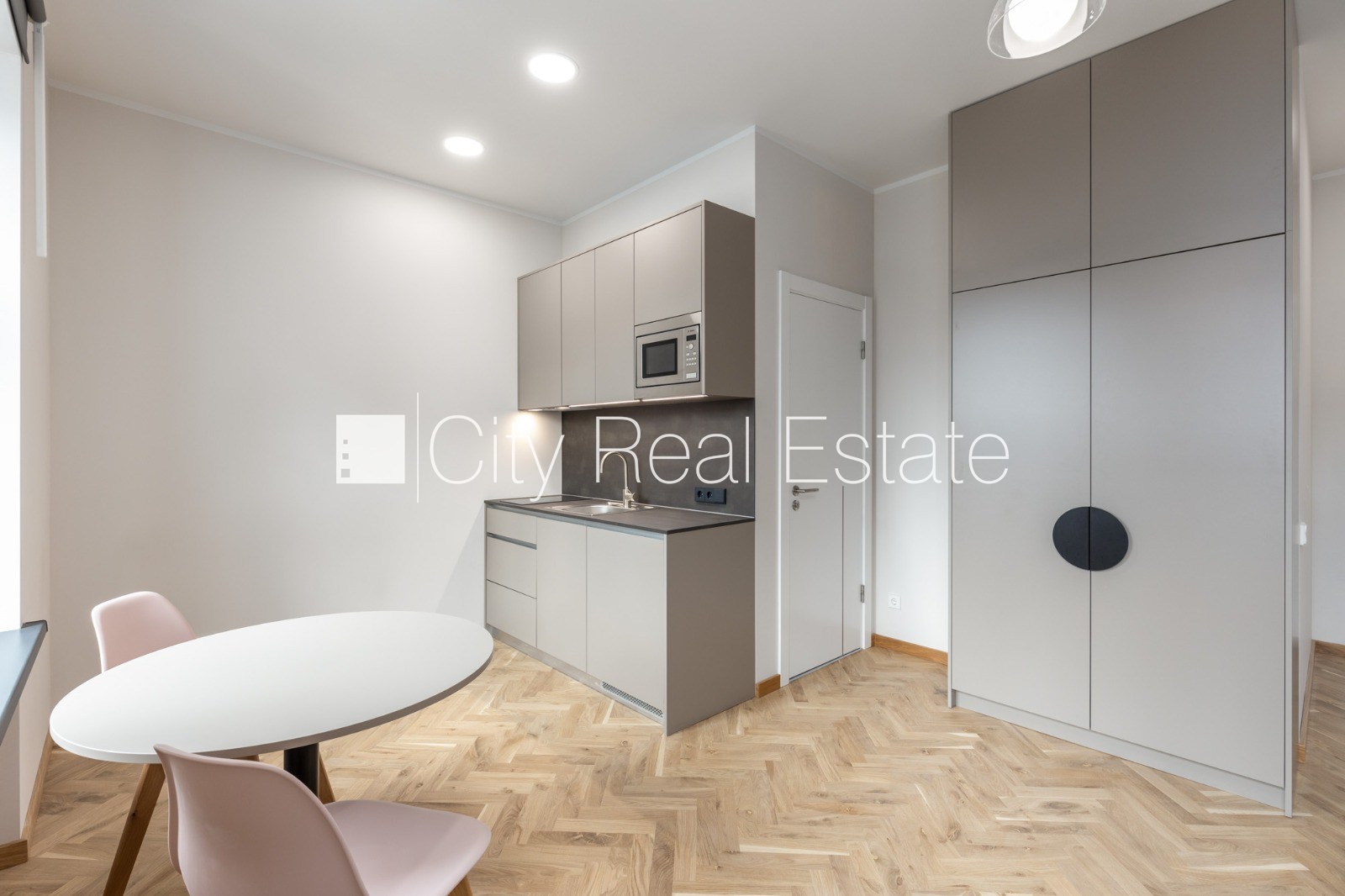 Sludinājumi. Pagalma ēka, renovēta māja, slēgts pagalms, ieeja no ielas un pagalma, ir lifts, kāpņu telpa pēc Cena: 400 EUR/mēn Foto #2