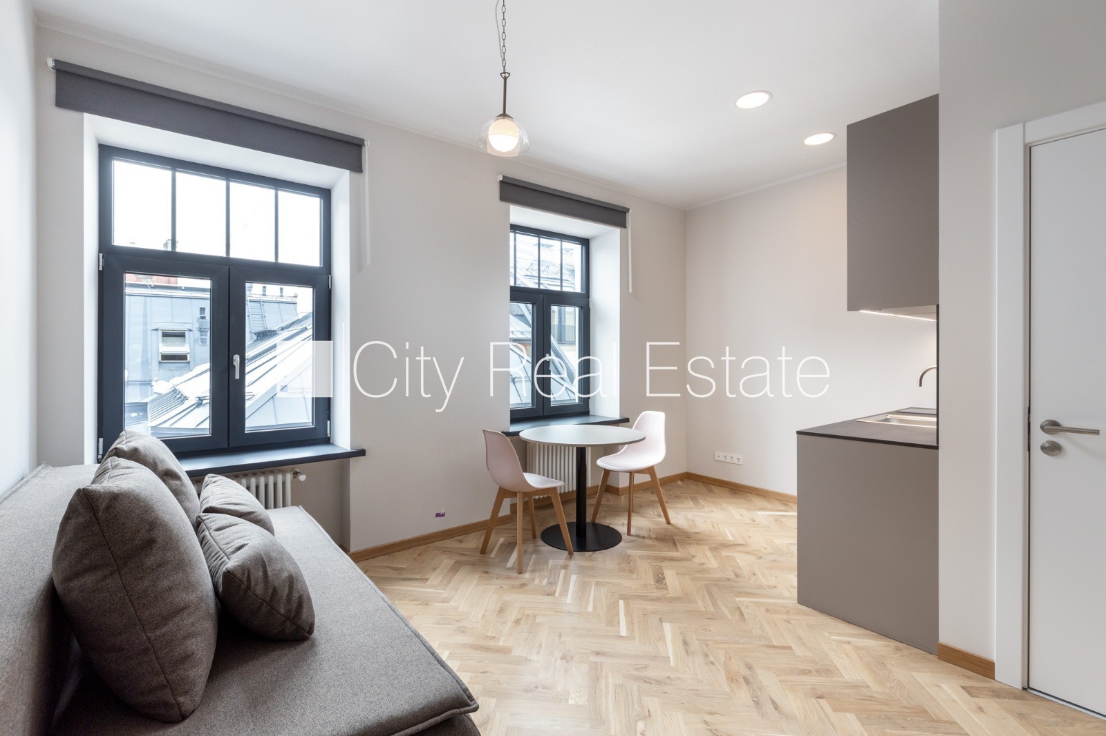 Sludinājumi. Pagalma ēka, renovēta māja, slēgts pagalms, ieeja no ielas un pagalma, ir lifts, kāpņu telpa pēc Cena: 400 EUR/mēn Foto #1