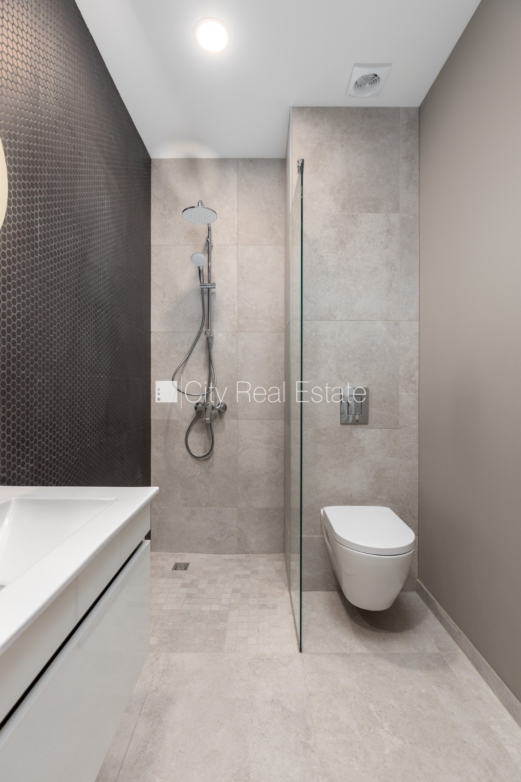 Sludinājumi. Pagalma ēka, renovēta māja, slēgts pagalms, ieeja no ielas un pagalma, ir lifts, kāpņu telpa pēc Cena: 400 EUR/mēn Foto #7