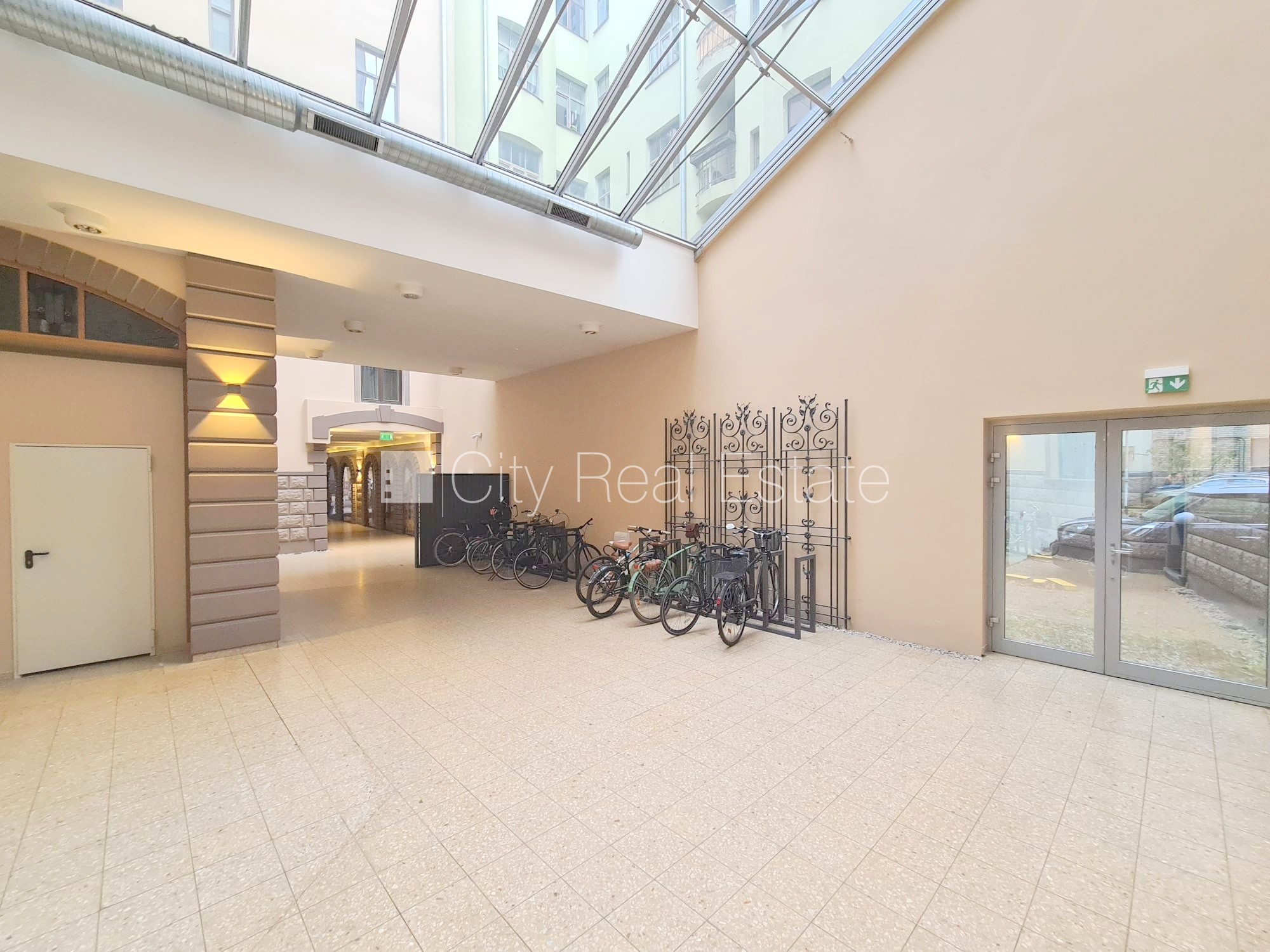 Sludinājumi. Pagalma ēka, renovēta māja, slēgts pagalms, ieeja no ielas un pagalma, ir lifts, kāpņu telpa pēc Cena: 300 EUR/mēn Foto #24