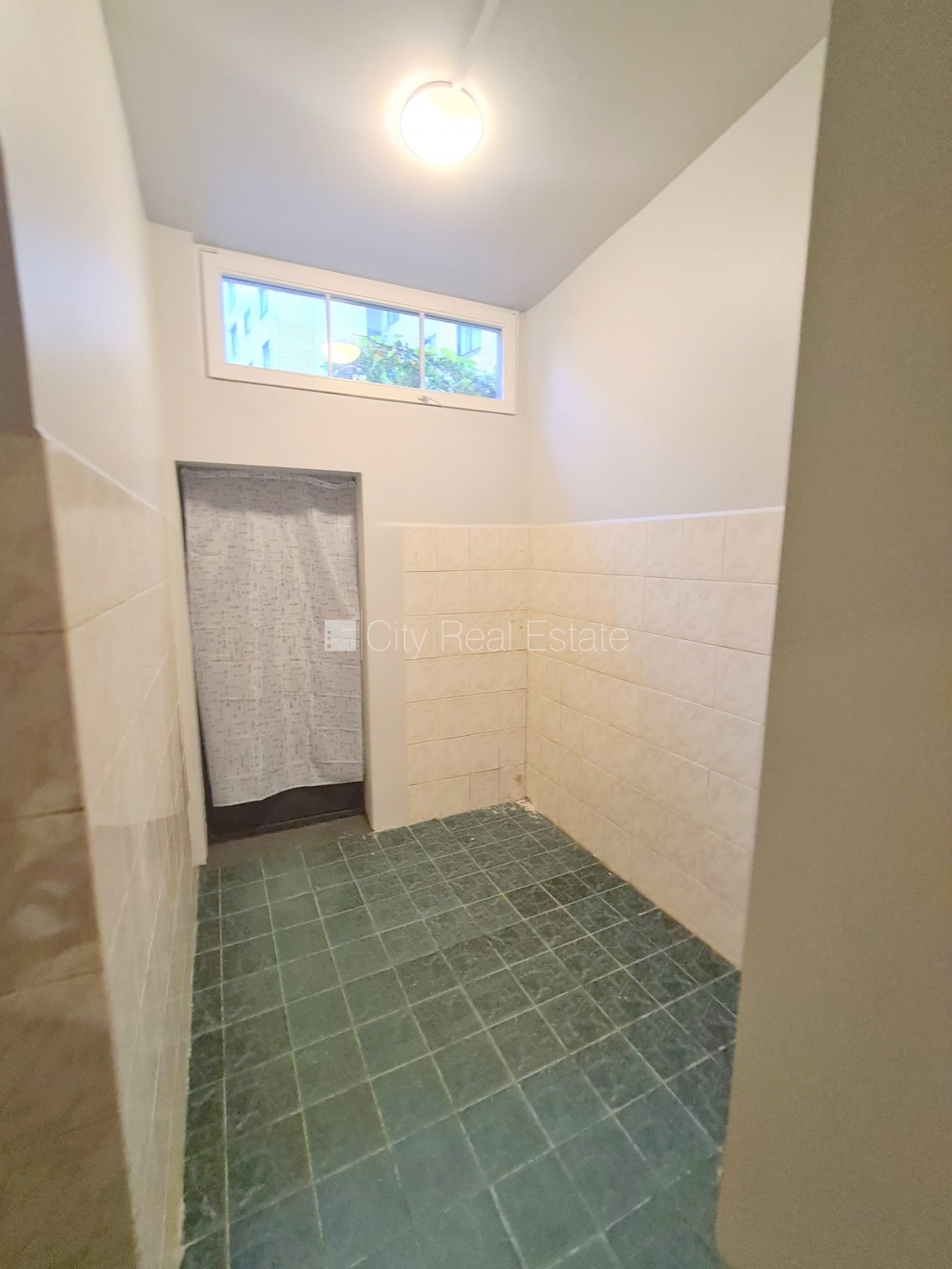 Sludinājumi. Pagalma ēka, renovēta māja, slēgts pagalms, ieeja no ielas un pagalma, ir lifts, kāpņu telpa pēc Cena: 300 EUR/mēn Foto #19