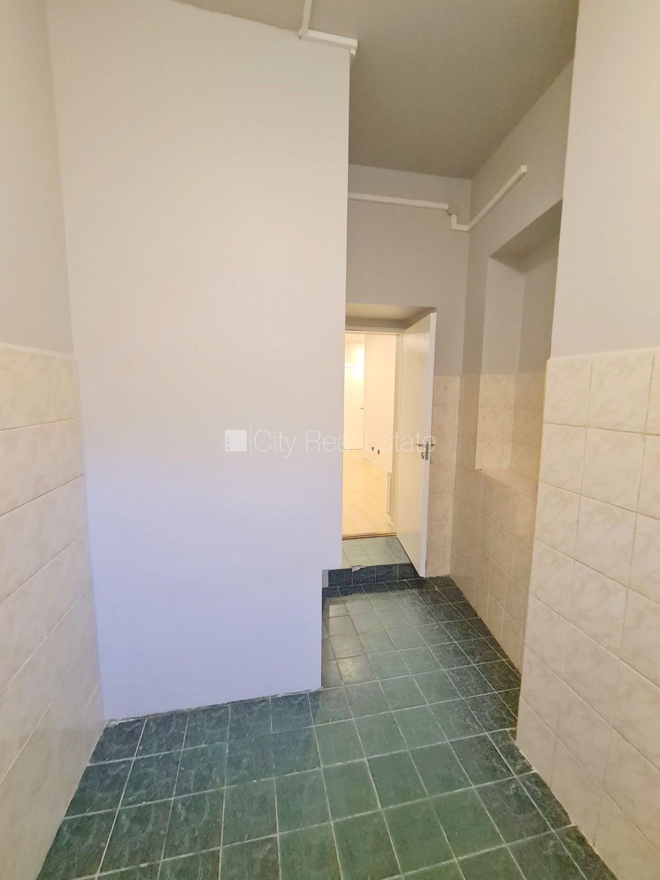 Sludinājumi. Pagalma ēka, renovēta māja, slēgts pagalms, ieeja no ielas un pagalma, ir lifts, kāpņu telpa pēc Cena: 300 EUR/mēn Foto #18