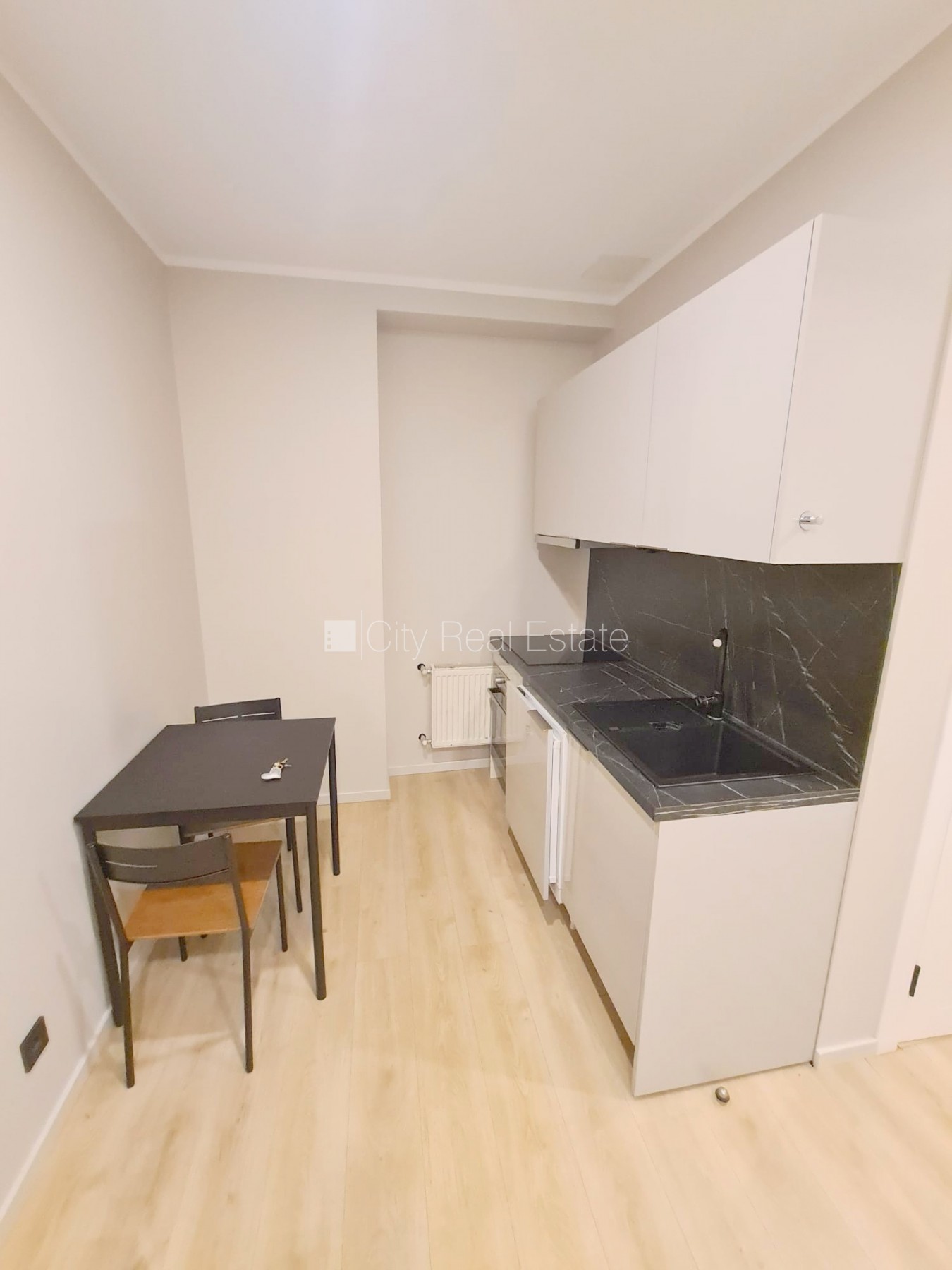 Sludinājumi. Pagalma ēka, renovēta māja, slēgts pagalms, ieeja no ielas un pagalma, ir lifts, kāpņu telpa pēc Cena: 300 EUR/mēn Foto #3