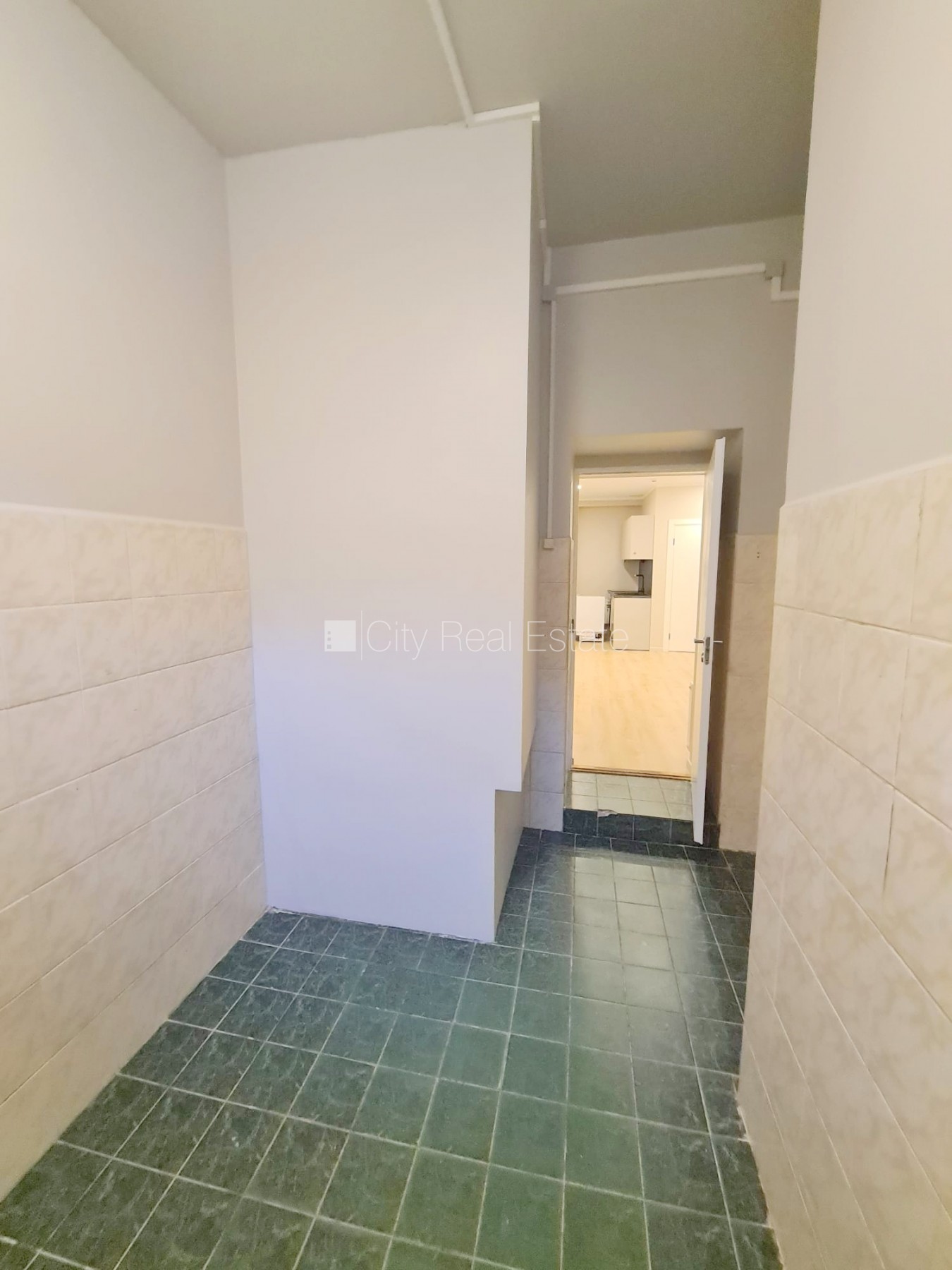 Sludinājumi. Pagalma ēka, renovēta māja, slēgts pagalms, ieeja no ielas un pagalma, ir lifts, kāpņu telpa pēc Cena: 300 EUR/mēn Foto #16