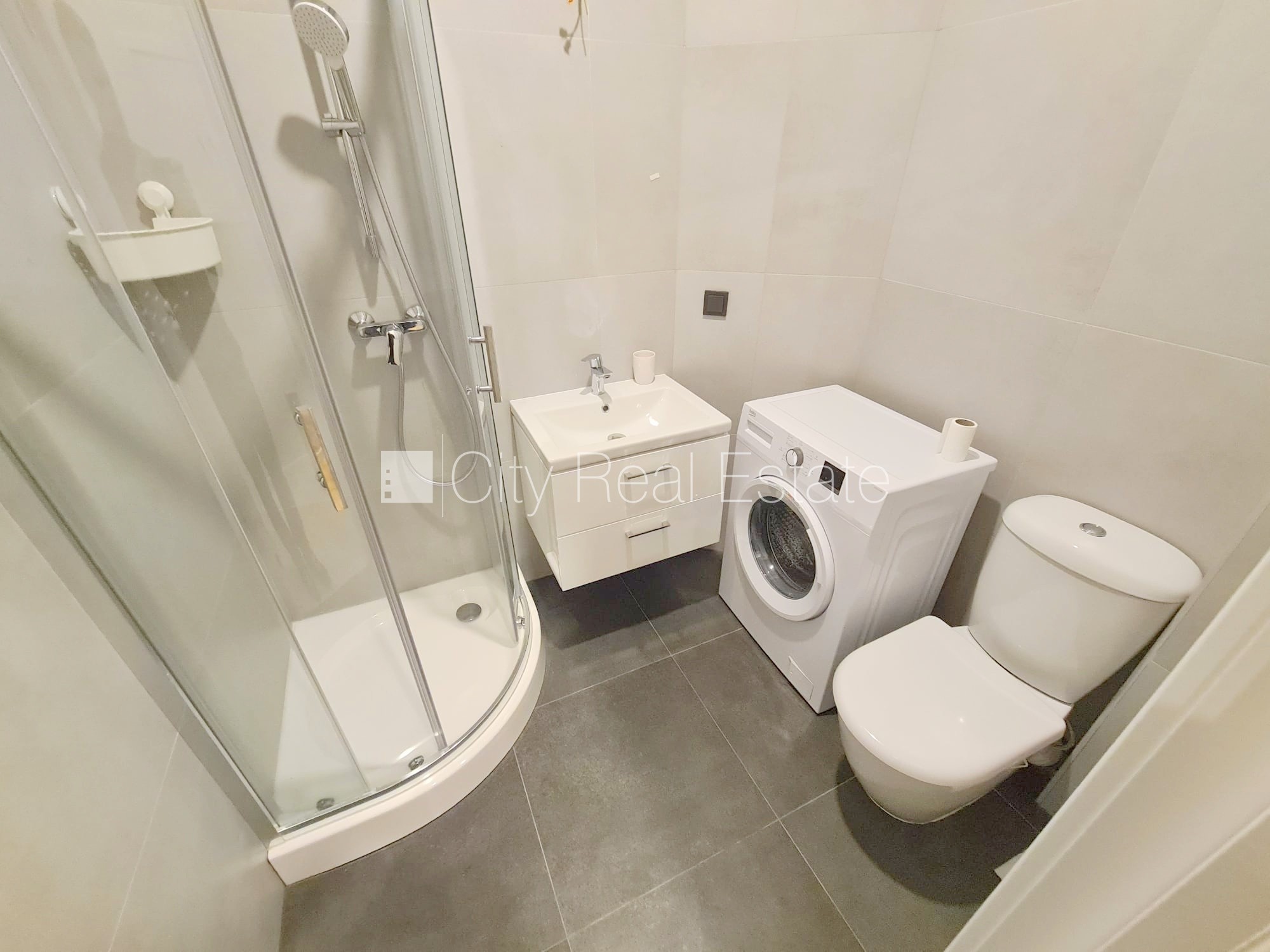 Sludinājumi. Pagalma ēka, renovēta māja, slēgts pagalms, ieeja no ielas un pagalma, ir lifts, kāpņu telpa pēc Cena: 300 EUR/mēn Foto #12