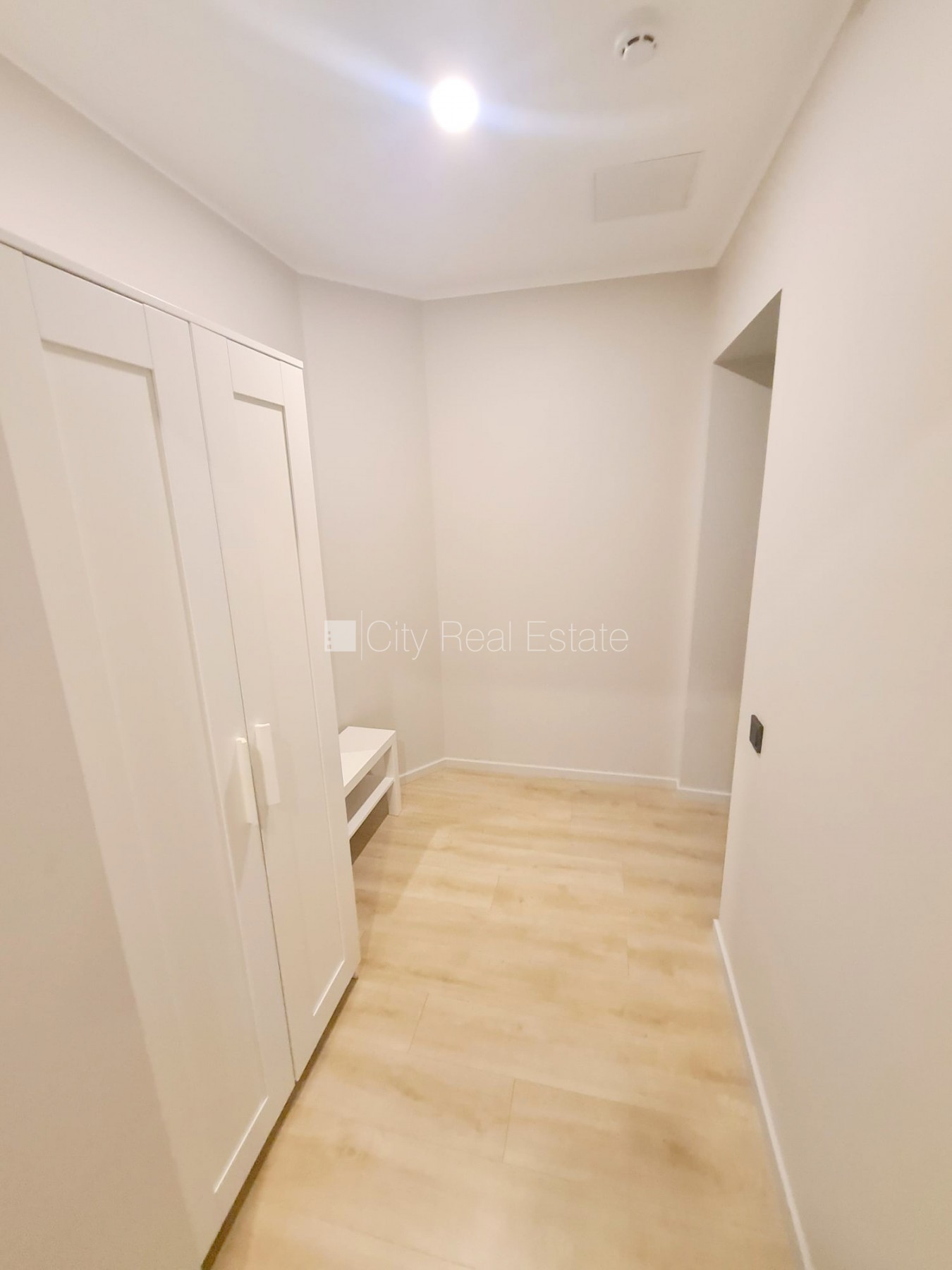 Sludinājumi. Pagalma ēka, renovēta māja, slēgts pagalms, ieeja no ielas un pagalma, ir lifts, kāpņu telpa pēc Cena: 300 EUR/mēn Foto #9