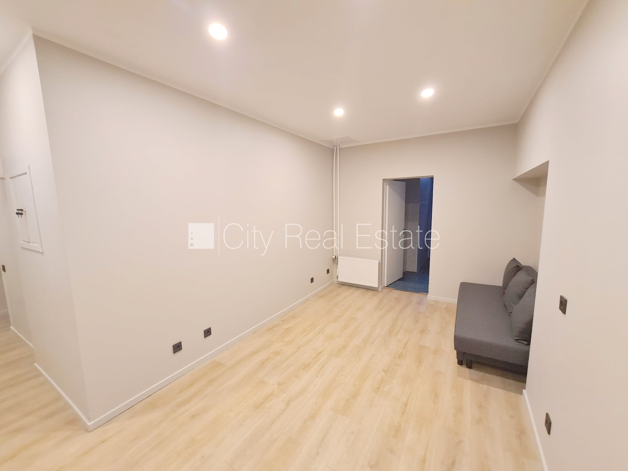 Sludinājumi. Pagalma ēka, renovēta māja, slēgts pagalms, ieeja no ielas un pagalma, ir lifts, kāpņu telpa pēc Cena: 300 EUR/mēn Foto #7