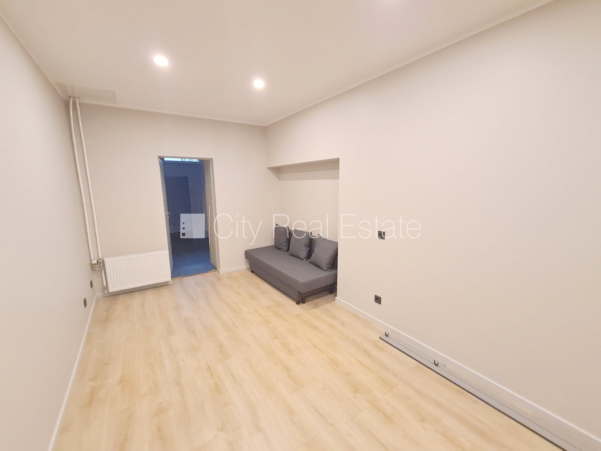 Sludinājumi. Pagalma ēka, renovēta māja, slēgts pagalms, ieeja no ielas un pagalma, ir lifts, kāpņu telpa pēc Cena: 300 EUR/mēn Foto #6