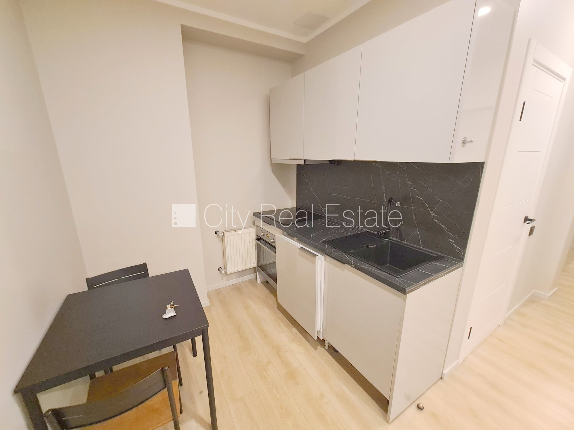 Sludinājumi. Pagalma ēka, renovēta māja, slēgts pagalms, ieeja no ielas un pagalma, ir lifts, kāpņu telpa pēc Cena: 300 EUR/mēn Foto #2