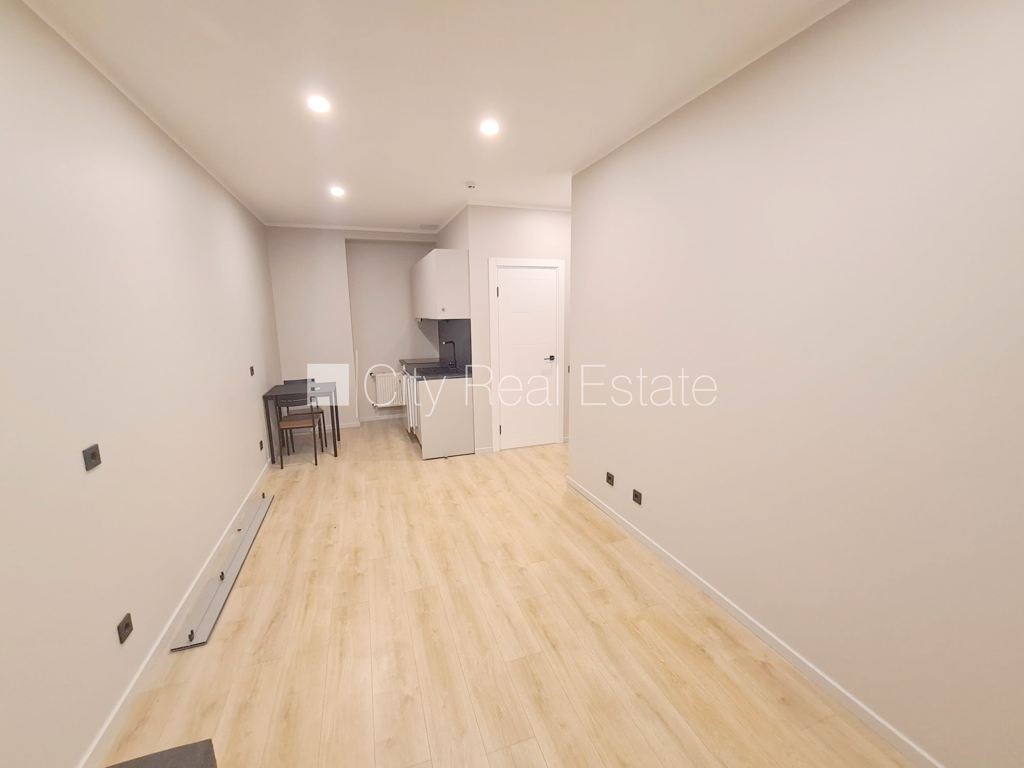 Sludinājumi. Pagalma ēka, renovēta māja, slēgts pagalms, ieeja no ielas un pagalma, ir lifts, kāpņu telpa pēc Cena: 300 EUR/mēn Foto #4