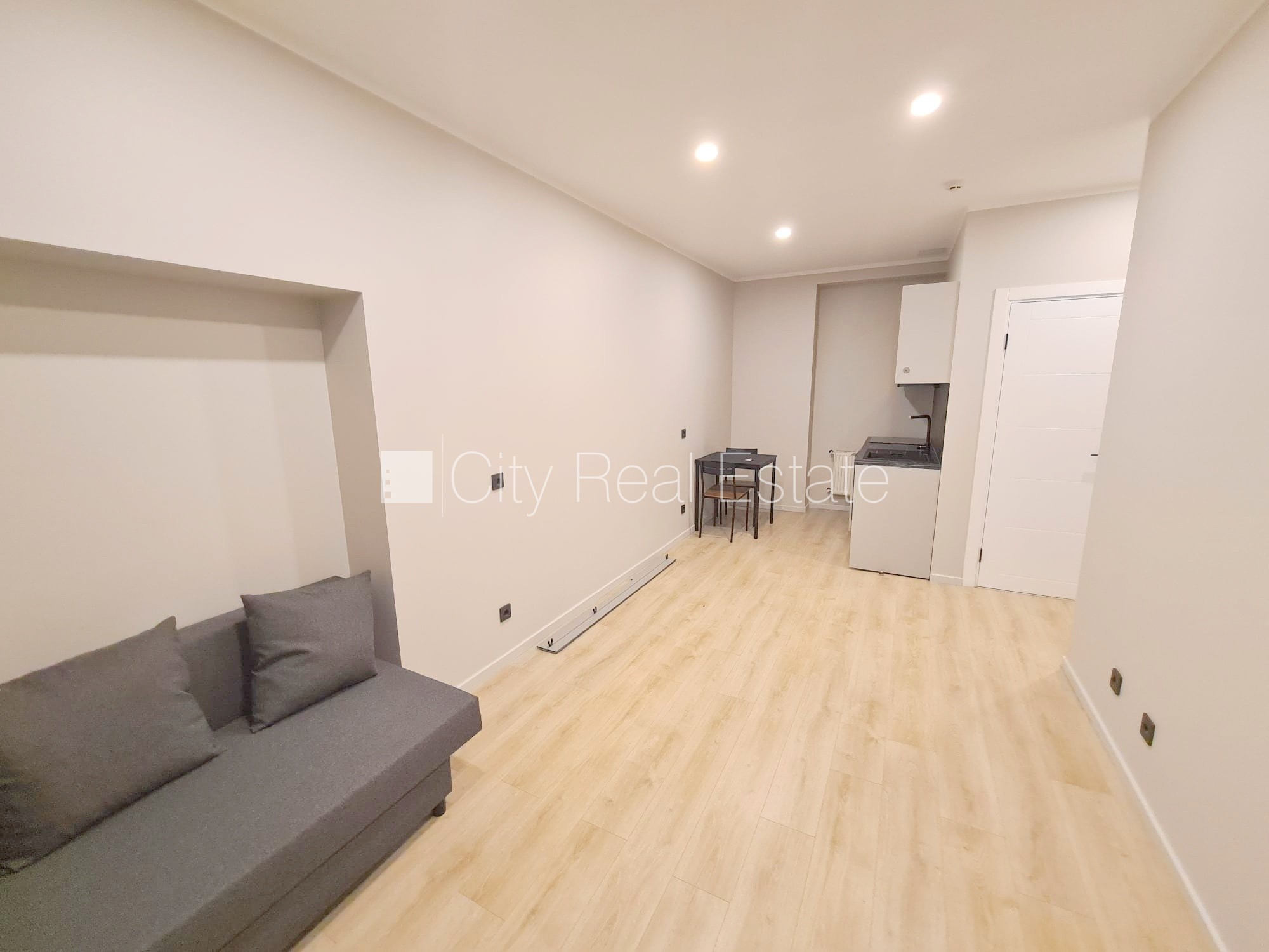 Sludinājumi. Pagalma ēka, renovēta māja, slēgts pagalms, ieeja no ielas un pagalma, ir lifts, kāpņu telpa pēc Cena: 300 EUR/mēn Foto #5