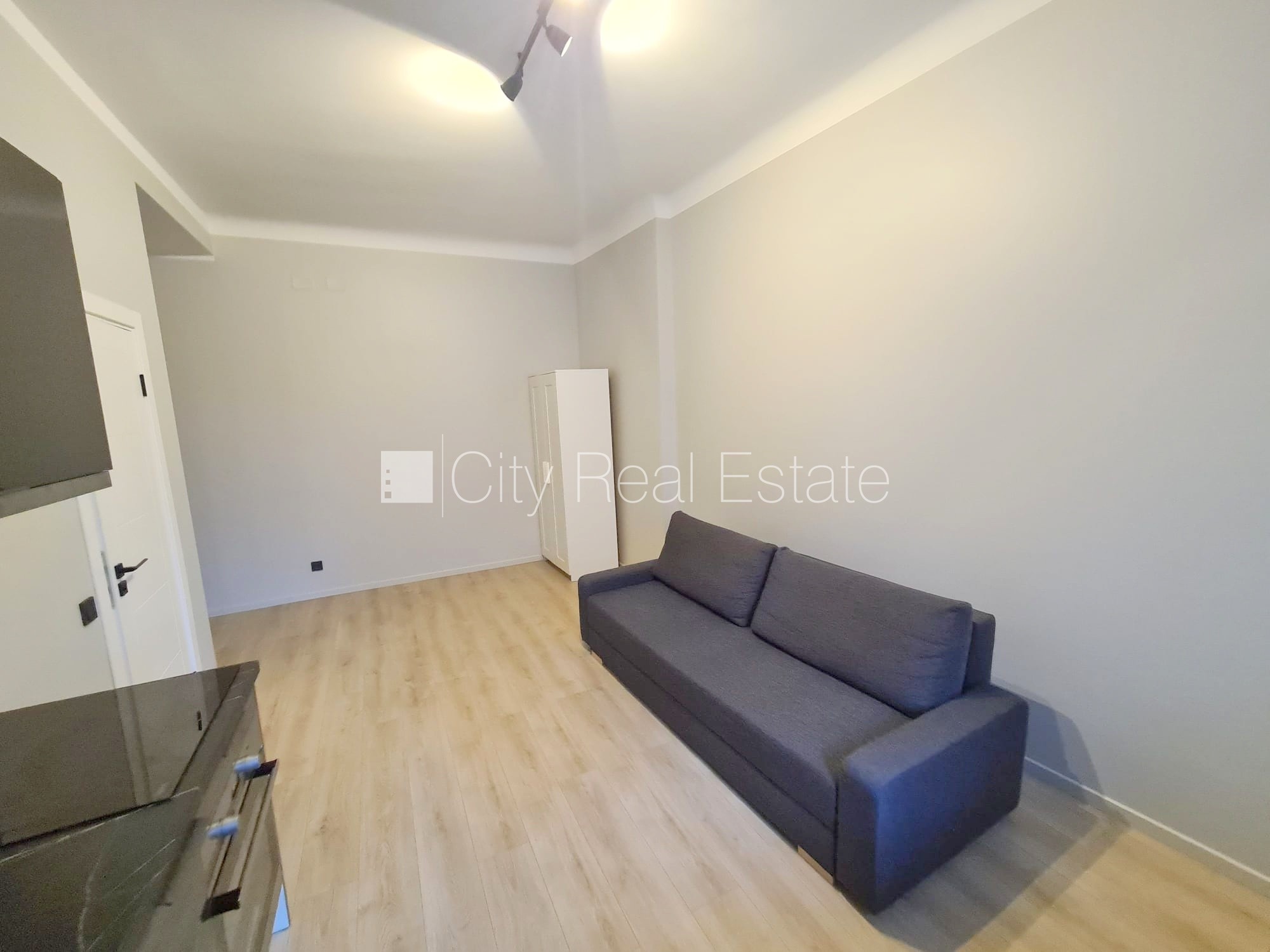 Объявление. Фасадный дом, реновированный дом, закрытый двор, вход с улицы и со двора, лифт, лестничная клетка Цена: 360 EUR/мес. Foto #4