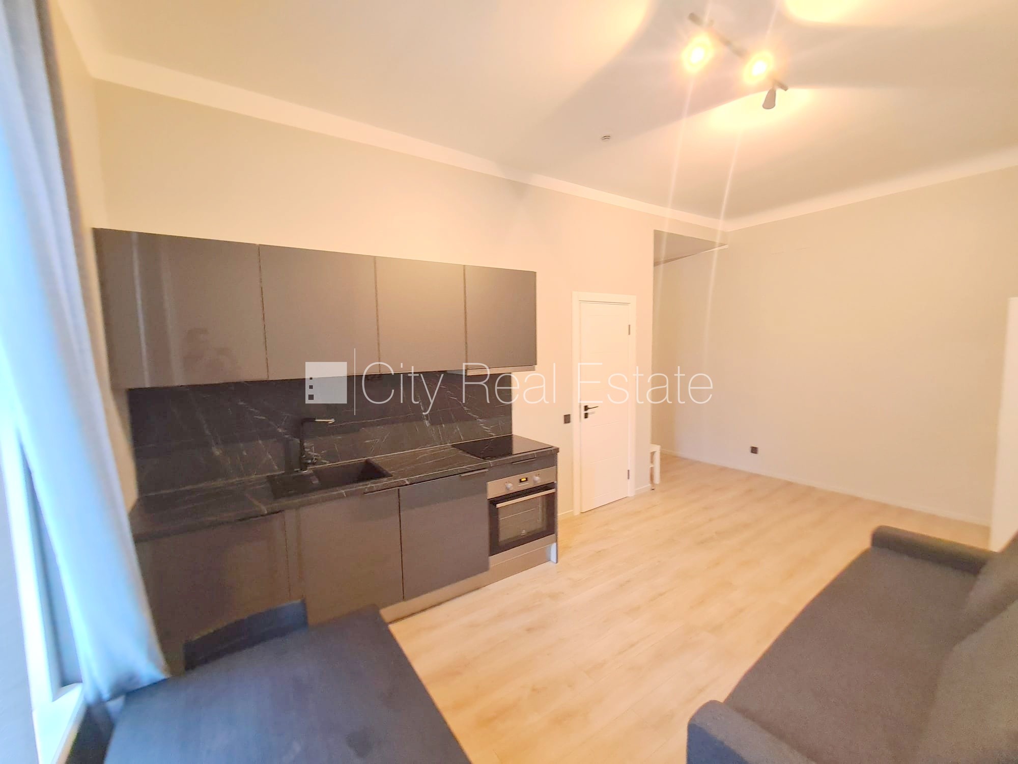 Объявление. Фасадный дом, реновированный дом, закрытый двор, вход с улицы и со двора, лифт, лестничная клетка Цена: 360 EUR/мес. Foto #5