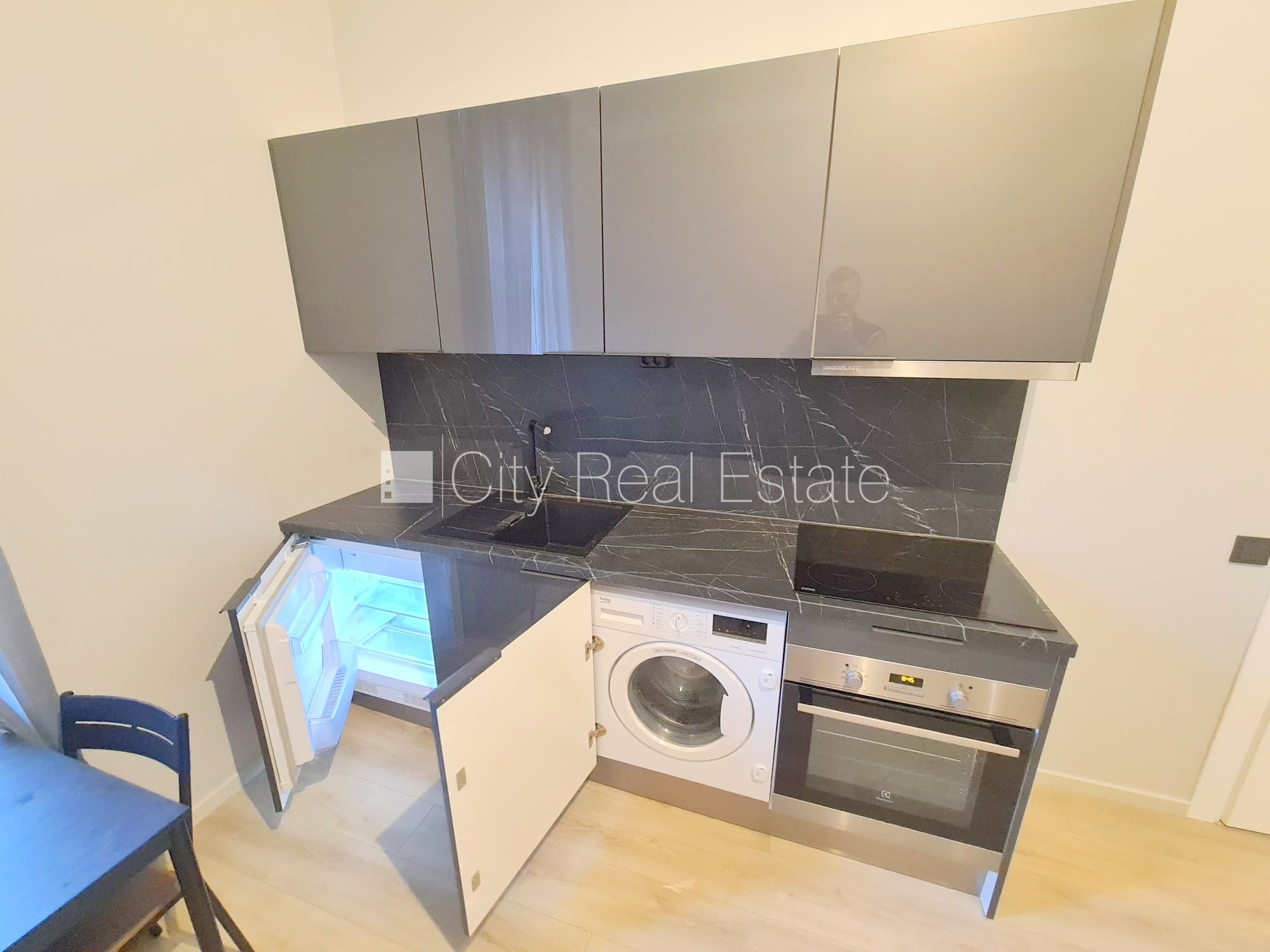 Объявление. Фасадный дом, реновированный дом, закрытый двор, вход с улицы и со двора, лифт, лестничная клетка Цена: 360 EUR/мес. Foto #6