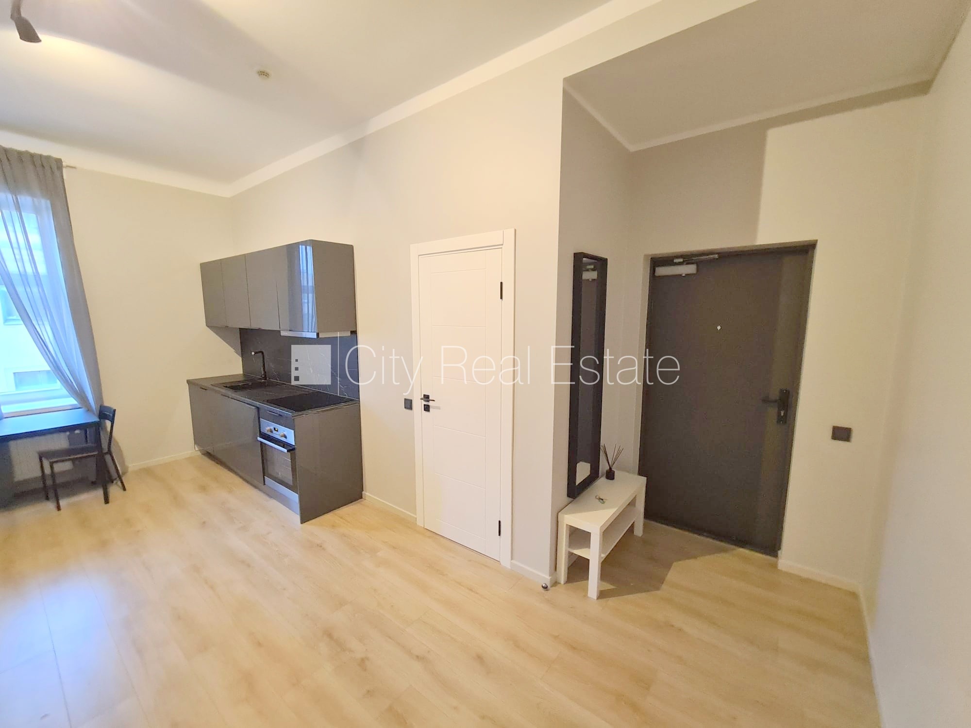 Объявление. Фасадный дом, реновированный дом, закрытый двор, вход с улицы и со двора, лифт, лестничная клетка Цена: 360 EUR/мес. Foto #3