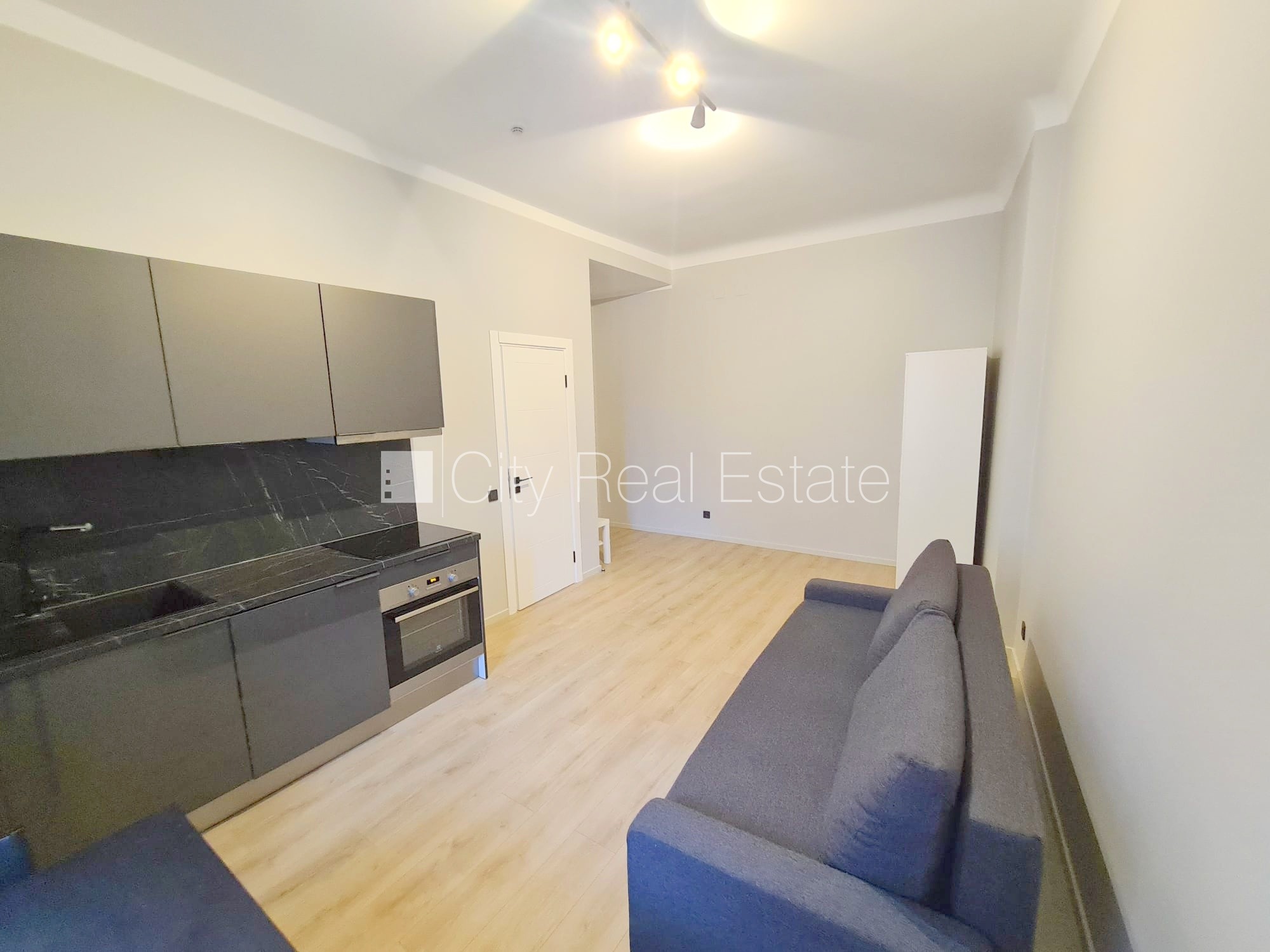 Объявление. Фасадный дом, реновированный дом, закрытый двор, вход с улицы и со двора, лифт, лестничная клетка Цена: 360 EUR/мес. Foto #7