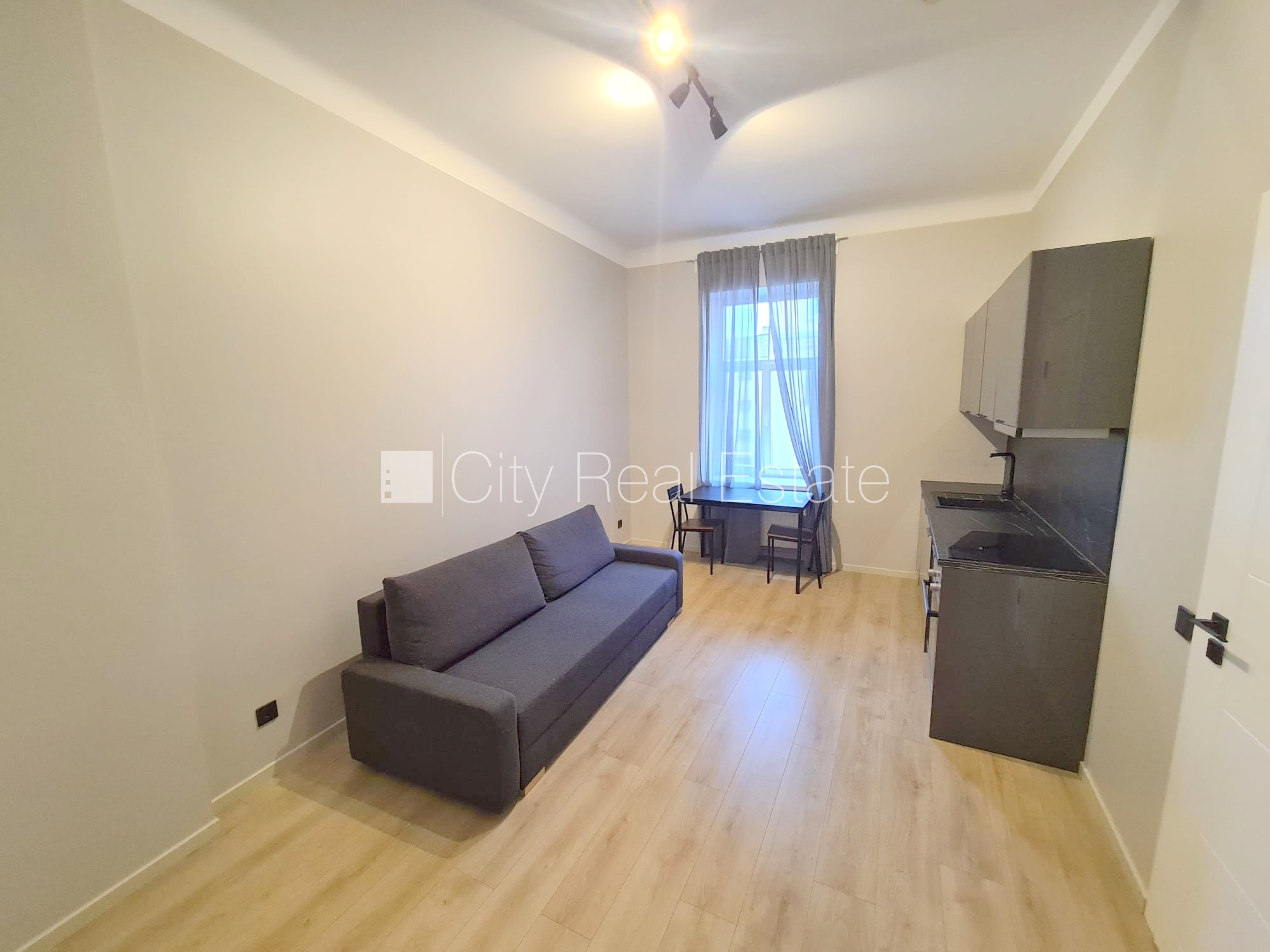 Объявление. Фасадный дом, реновированный дом, закрытый двор, вход с улицы и со двора, лифт, лестничная клетка Цена: 360 EUR/мес. Foto #8