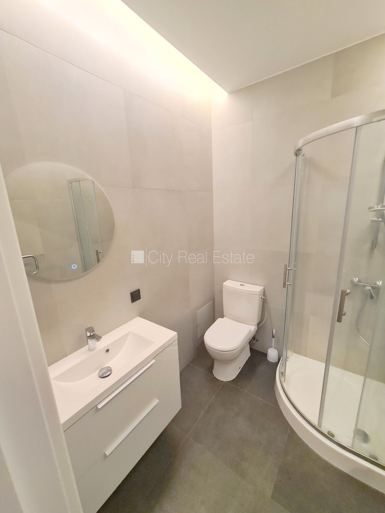 Объявление. Фасадный дом, реновированный дом, закрытый двор, вход с улицы и со двора, лифт, лестничная клетка Цена: 360 EUR/мес. Foto #9