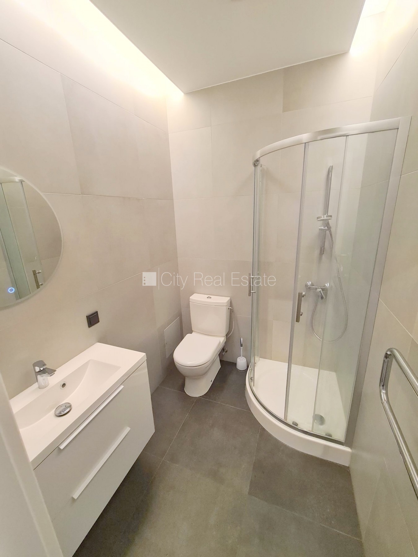 Объявление. Фасадный дом, реновированный дом, закрытый двор, вход с улицы и со двора, лифт, лестничная клетка Цена: 360 EUR/мес. Foto #10