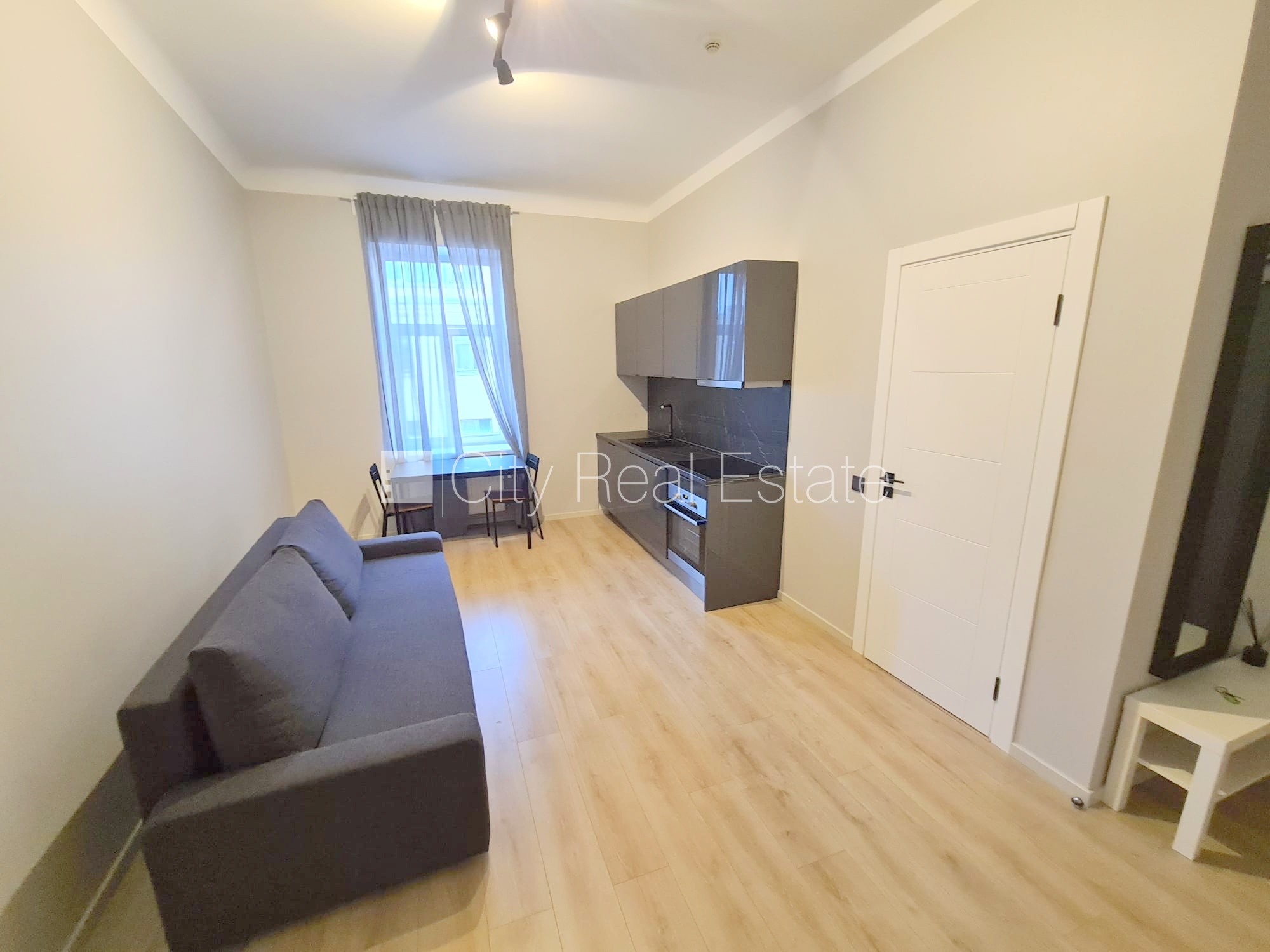 Объявление. Фасадный дом, реновированный дом, закрытый двор, вход с улицы и со двора, лифт, лестничная клетка Цена: 360 EUR/мес. Foto #1