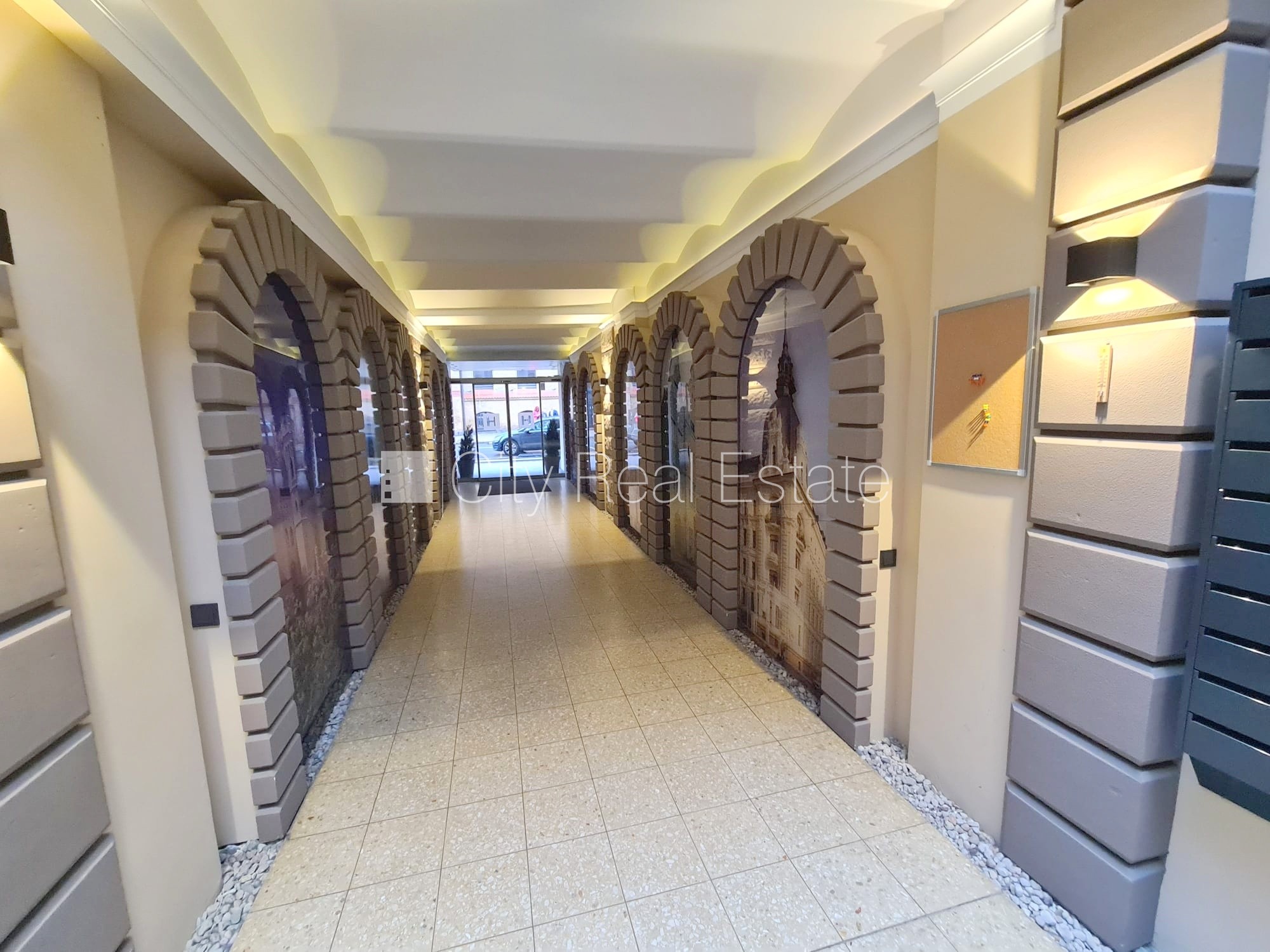 Объявление. Фасадный дом, реновированный дом, закрытый двор, вход с улицы и со двора, лифт, лестничная клетка Цена: 360 EUR/мес. Foto #16