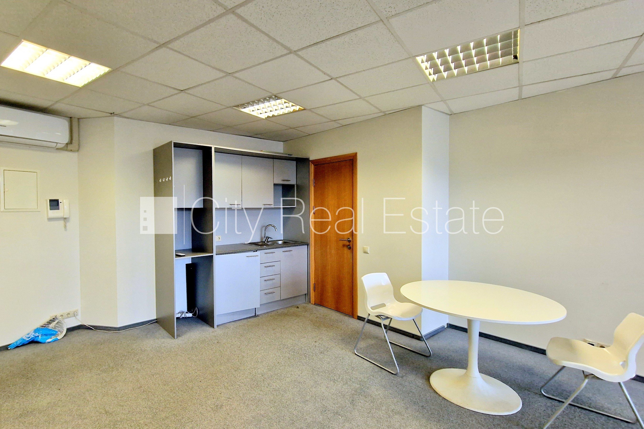 Объявление. Новостройка, фасадный дом, плата за обслуживание террасы не взимается, благоустроенная озеленённая Цена: 640 EUR/мес. Foto #8