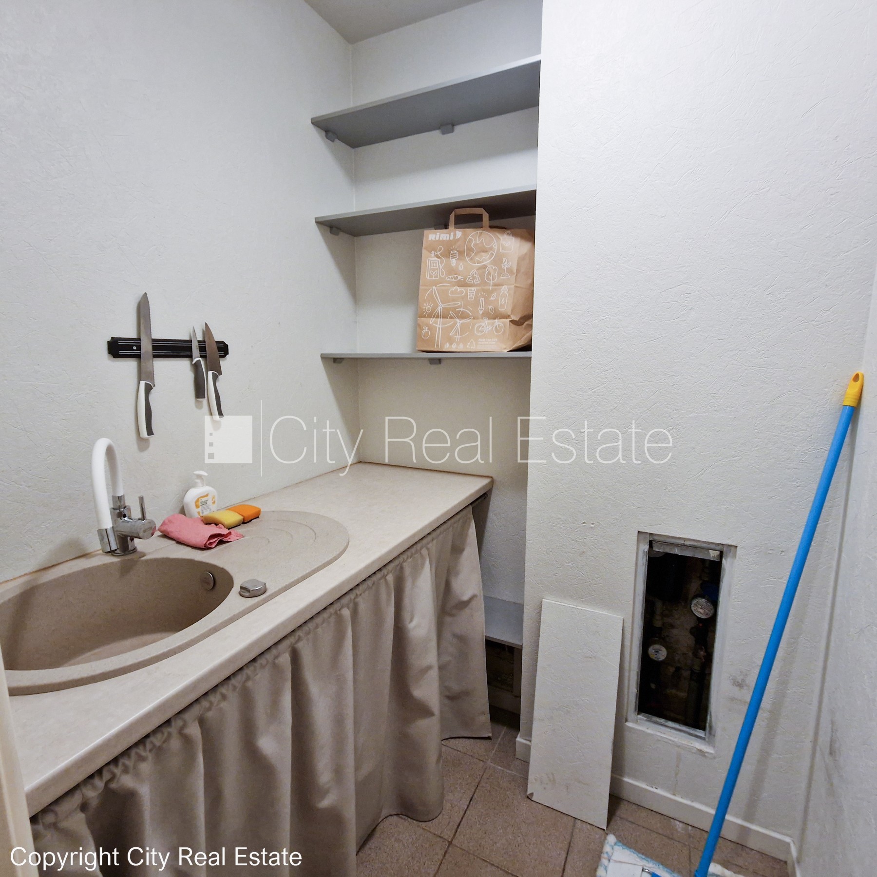 Sludinājumi. Fasādes māja, viena kvadrātmetra apsaimniekošanas maksa mēnesī  0,38 EUR, ieeja no ielas, logi Cena: 130000 EUR Foto #9