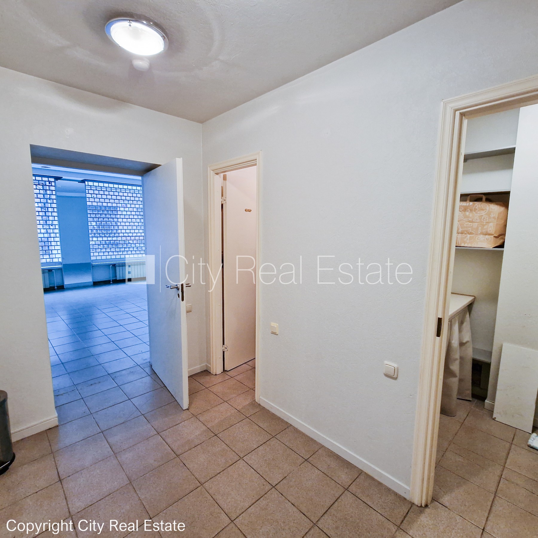 Sludinājumi. Fasādes māja, viena kvadrātmetra apsaimniekošanas maksa mēnesī  0,38 EUR, ieeja no ielas, logi Cena: 130000 EUR Foto #8