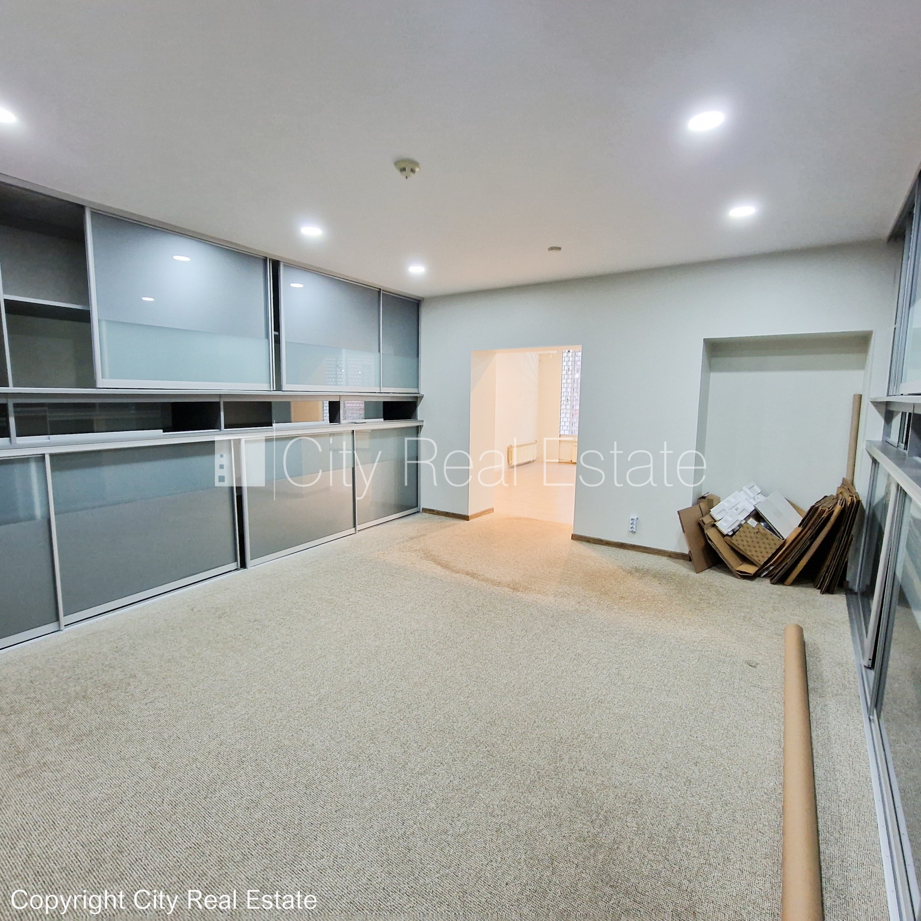 Sludinājumi. Fasādes māja, viena kvadrātmetra apsaimniekošanas maksa mēnesī  0,38 EUR, ieeja no ielas, logi Cena: 130000 EUR Foto #4