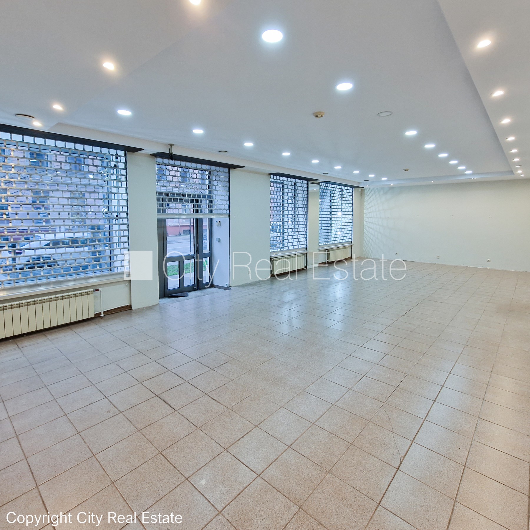 Sludinājumi. Fasādes māja, viena kvadrātmetra apsaimniekošanas maksa mēnesī  0,38 EUR, ieeja no ielas, logi Cena: 130000 EUR Foto #1