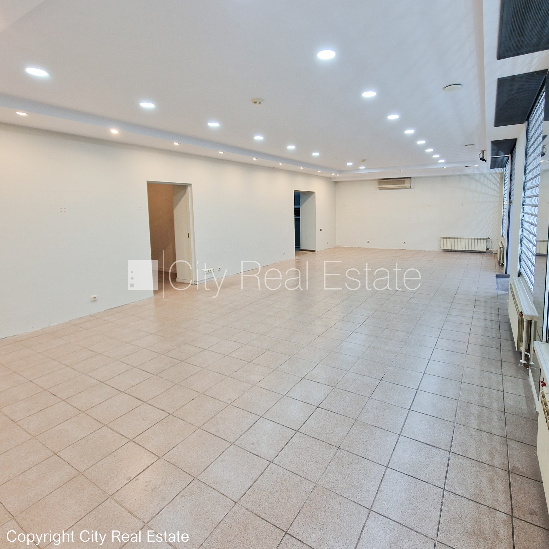 Sludinājumi. Fasādes māja, viena kvadrātmetra apsaimniekošanas maksa mēnesī  0,38 EUR, ieeja no ielas, logi Cena: 130000 EUR Foto #3