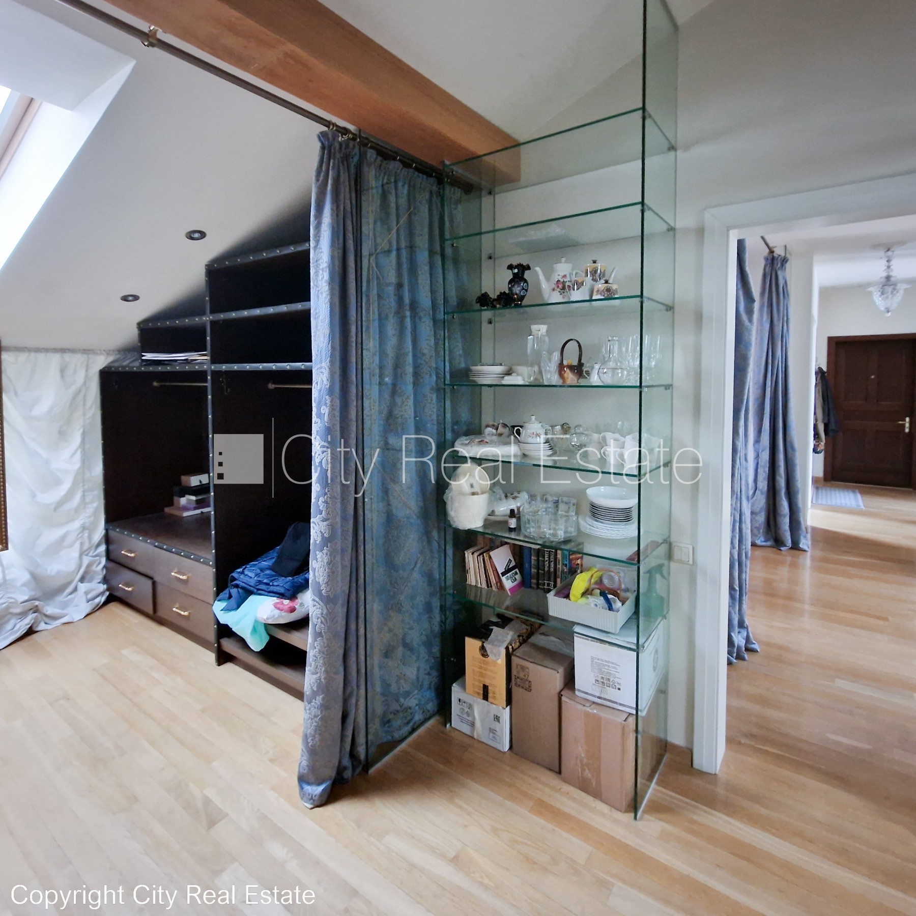 Sludinājumi. Fasādes māja, renovēta māja, ieeja no ielas, ir lifts, kāpņu telpa pēc kapitālā remonta, terase, Cena: 1200 EUR/mēn Foto #17