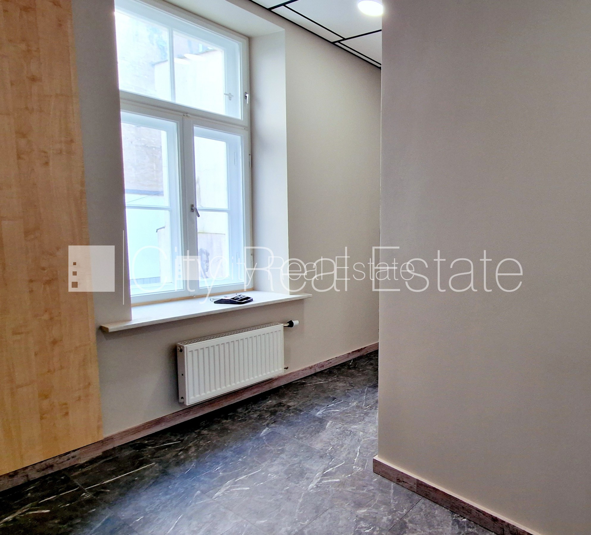 Sludinājumi. Fasādes māja, renovēta māja, slēgts pagalms, ieeja no ielas, kāpņu telpa pēc kapitālā remonta, logi Cena: 520 EUR/mēn Foto #12