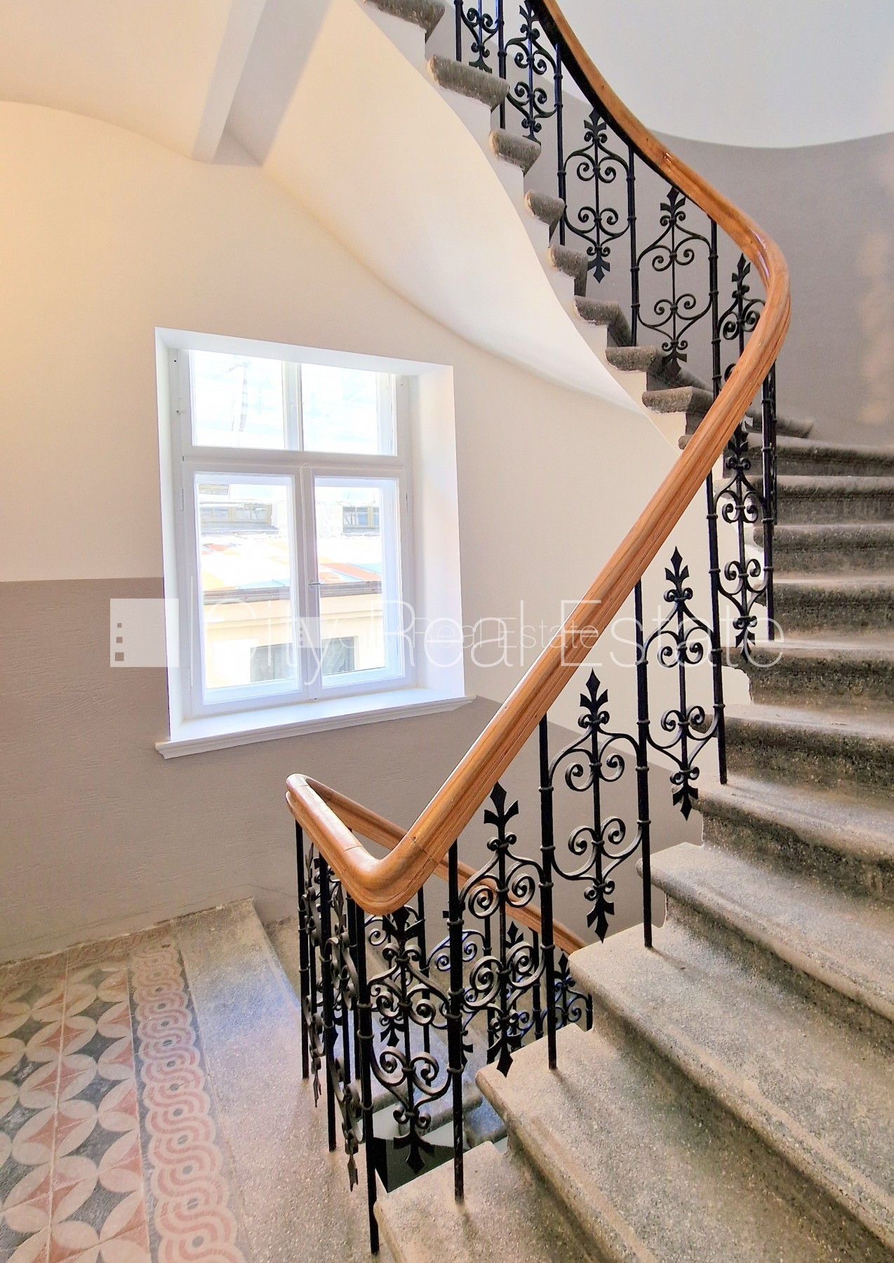 Sludinājumi. Fasādes māja, renovēta māja, slēgts pagalms, ieeja no ielas, kāpņu telpa pēc kapitālā remonta, logi Cena: 520 EUR/mēn Foto #13