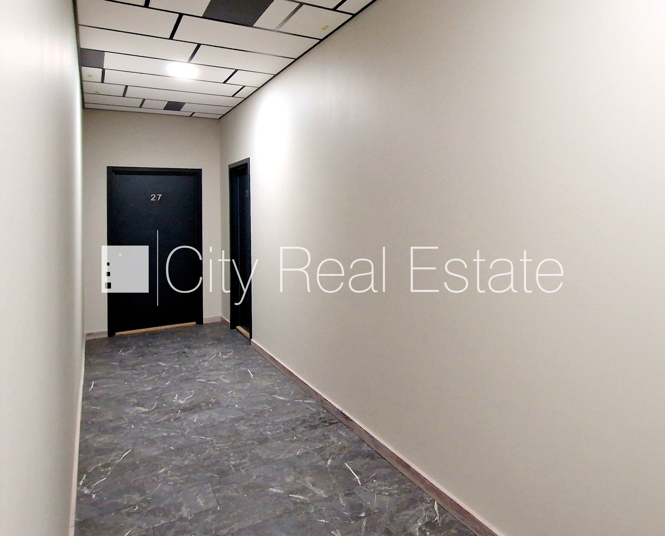 Sludinājumi. Fasādes māja, renovēta māja, slēgts pagalms, ieeja no ielas, kāpņu telpa pēc kapitālā remonta, logi Cena: 520 EUR/mēn Foto #14