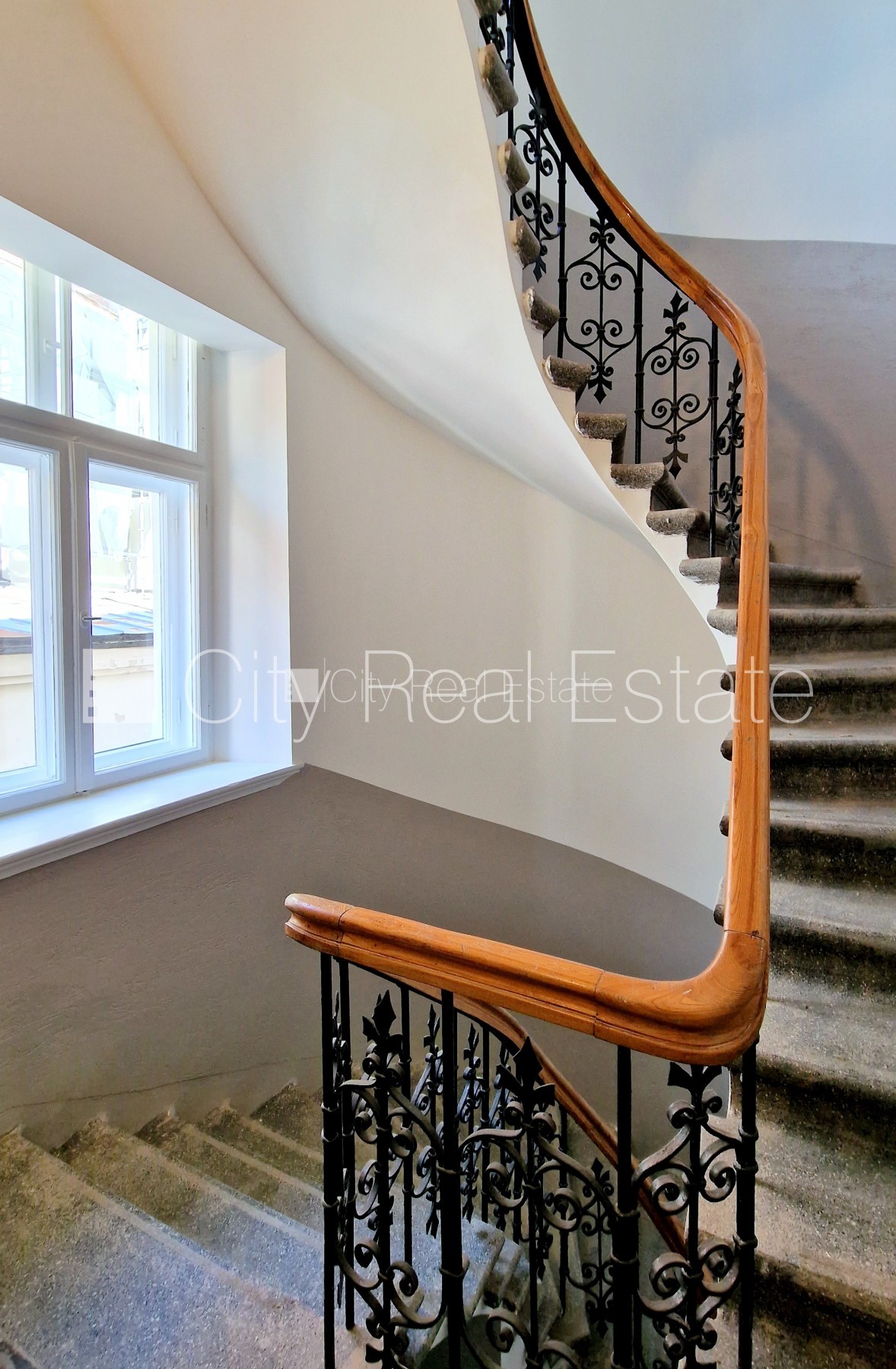 Sludinājumi. Fasādes māja, renovēta māja, slēgts pagalms, ieeja no ielas, kāpņu telpa pēc kapitālā remonta, logi Cena: 520 EUR/mēn Foto #16