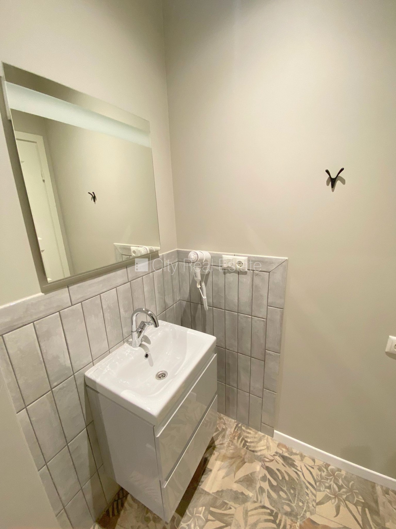 Sludinājumi. Fasādes māja, renovēta māja, slēgts pagalms, ieeja no ielas, kāpņu telpa pēc kapitālā remonta, logi Cena: 520 EUR/mēn Foto #7