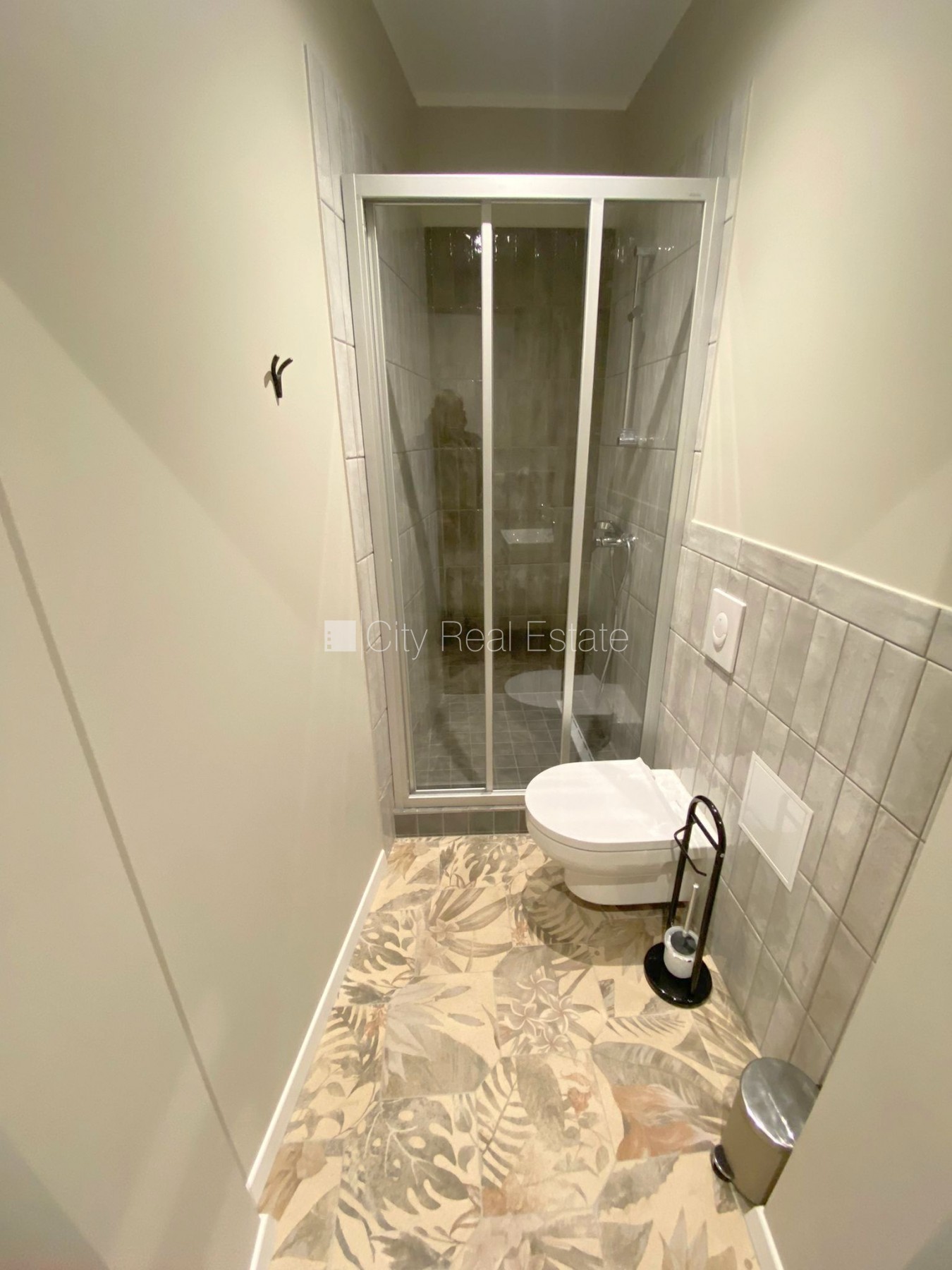 Sludinājumi. Fasādes māja, renovēta māja, slēgts pagalms, ieeja no ielas, kāpņu telpa pēc kapitālā remonta, logi Cena: 520 EUR/mēn Foto #8