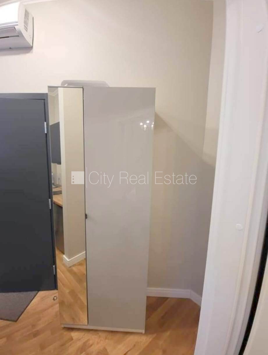 Sludinājumi. Fasādes māja, renovēta māja, slēgts pagalms, ieeja no ielas, kāpņu telpa pēc kapitālā remonta, logi Cena: 520 EUR/mēn Foto #10