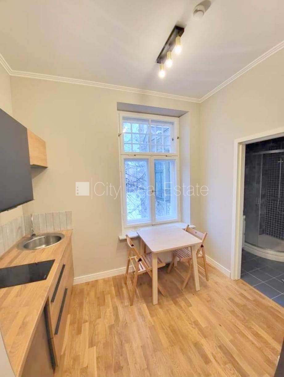 Sludinājumi. Fasādes māja, renovēta māja, slēgts pagalms, ieeja no ielas, kāpņu telpa pēc kapitālā remonta, logi Cena: 520 EUR/mēn Foto #6