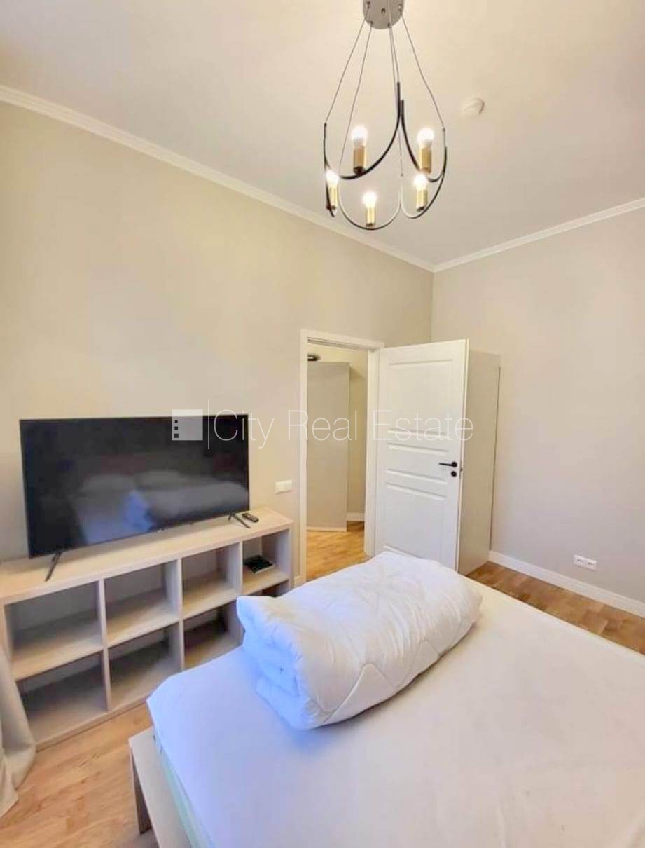 Sludinājumi. Fasādes māja, renovēta māja, slēgts pagalms, ieeja no ielas, kāpņu telpa pēc kapitālā remonta, logi Cena: 520 EUR/mēn Foto #4