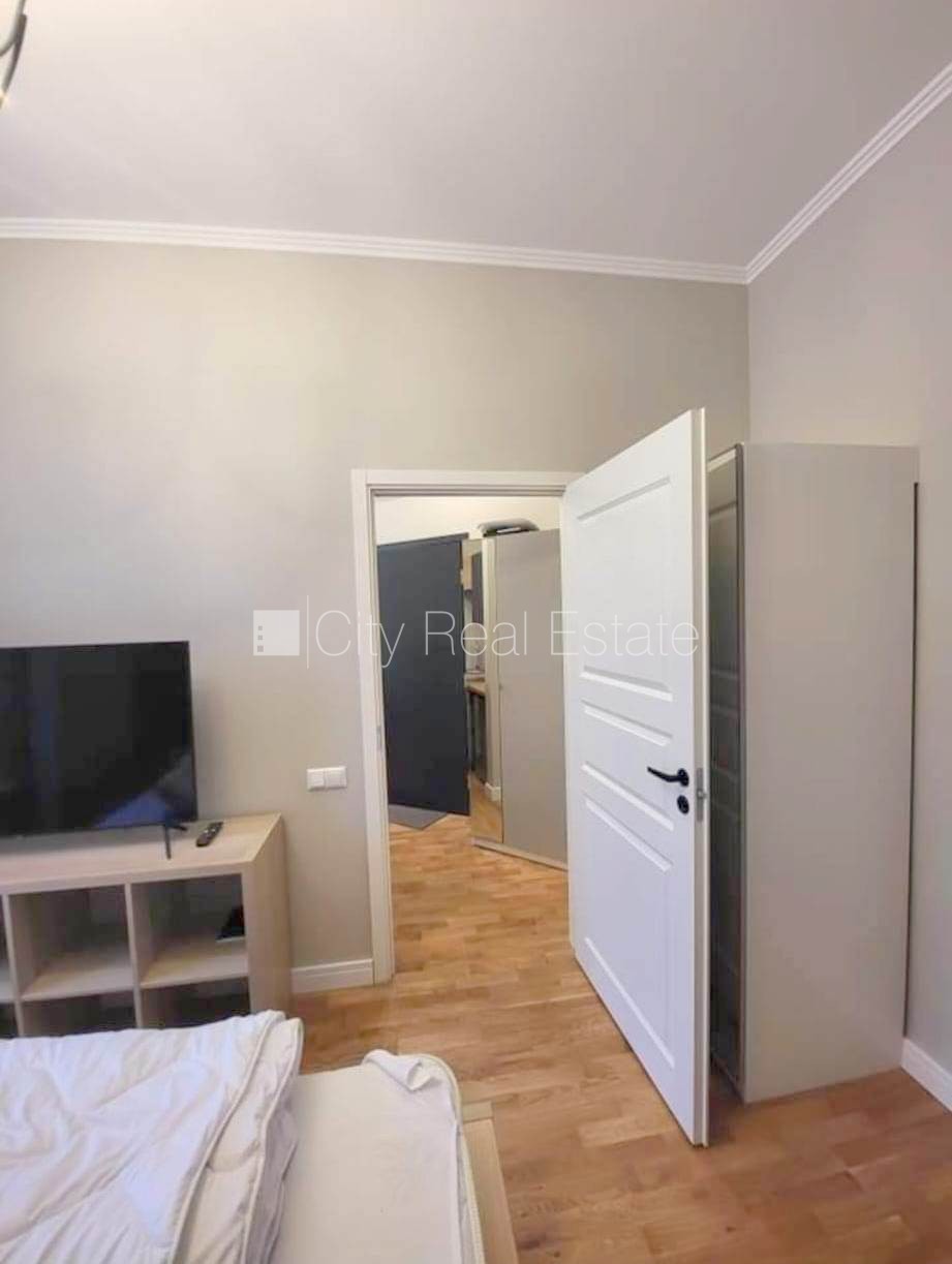 Sludinājumi. Fasādes māja, renovēta māja, slēgts pagalms, ieeja no ielas, kāpņu telpa pēc kapitālā remonta, logi Cena: 520 EUR/mēn Foto #15