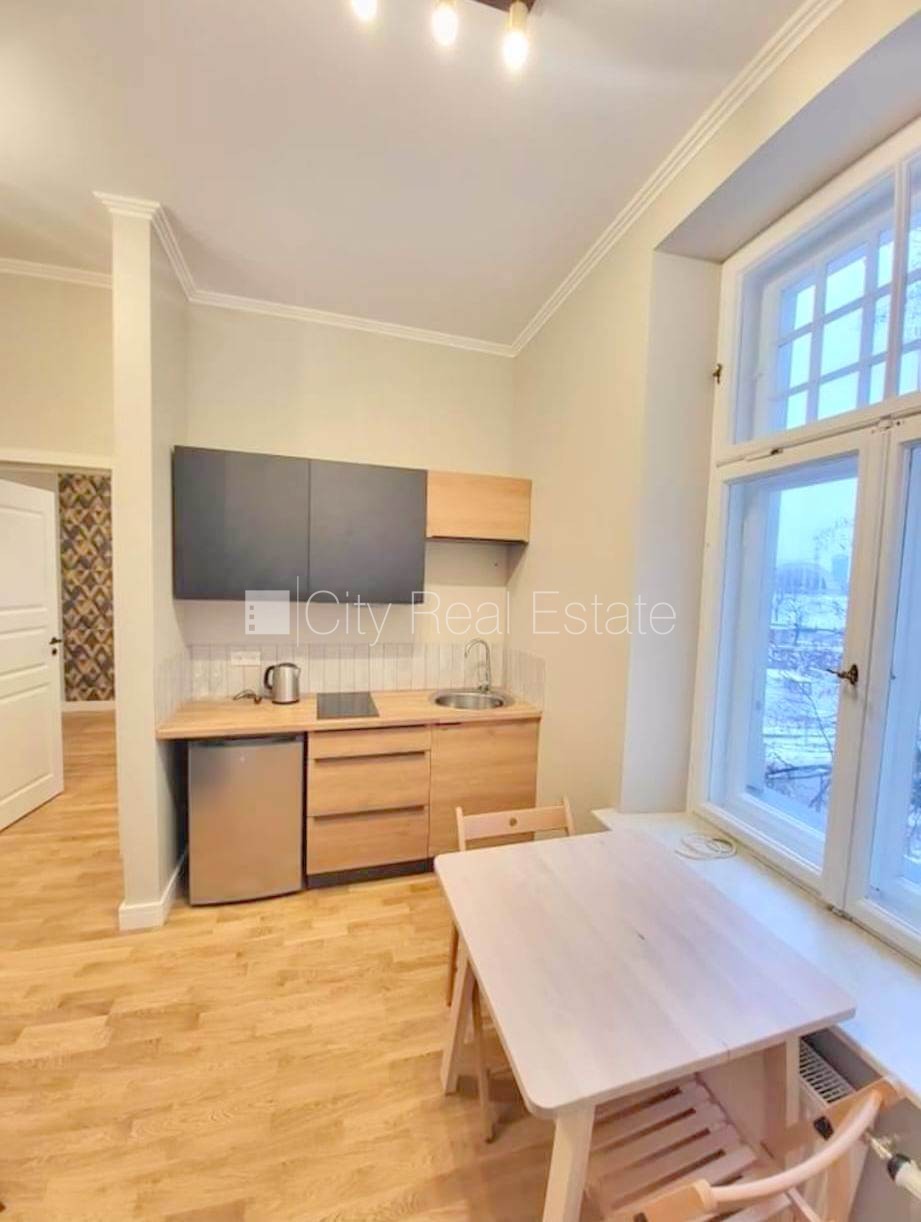 Sludinājumi. Fasādes māja, renovēta māja, slēgts pagalms, ieeja no ielas, kāpņu telpa pēc kapitālā remonta, logi Cena: 520 EUR/mēn Foto #5