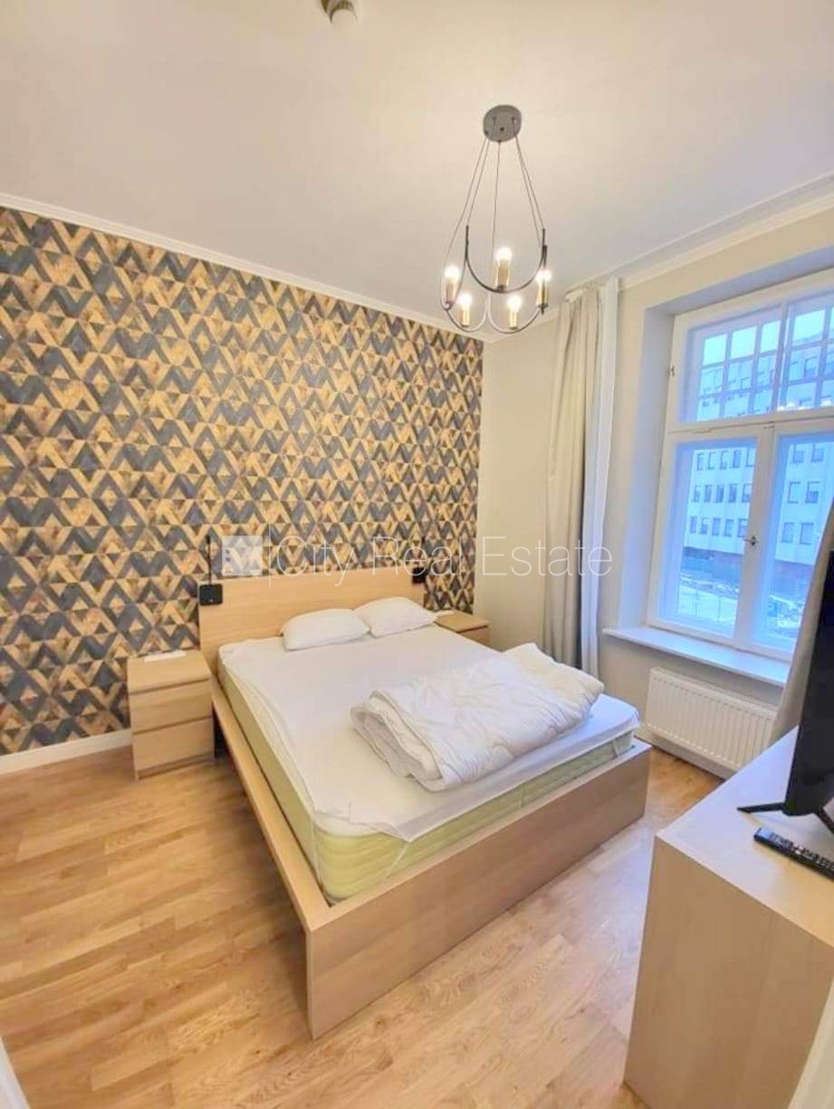 Sludinājumi. Fasādes māja, renovēta māja, slēgts pagalms, ieeja no ielas, kāpņu telpa pēc kapitālā remonta, logi Cena: 520 EUR/mēn Foto #2