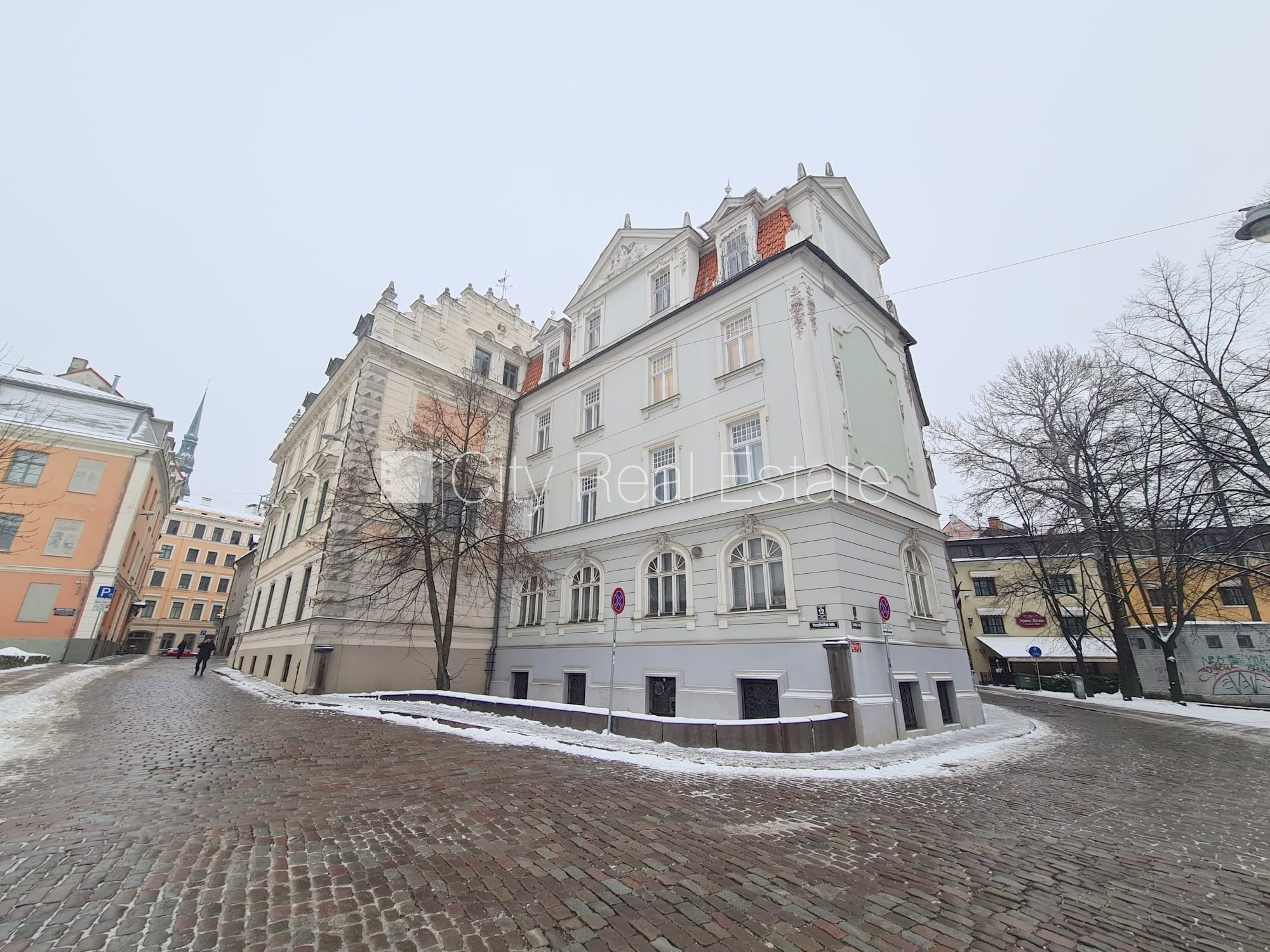 Sludinājumi. Fasādes māja, renovēta māja, ieeja no ielas, kāpņu telpa pēc kapitālā remonta, logi vērsti uz ielas Cena: 650 EUR/mēn Foto #13