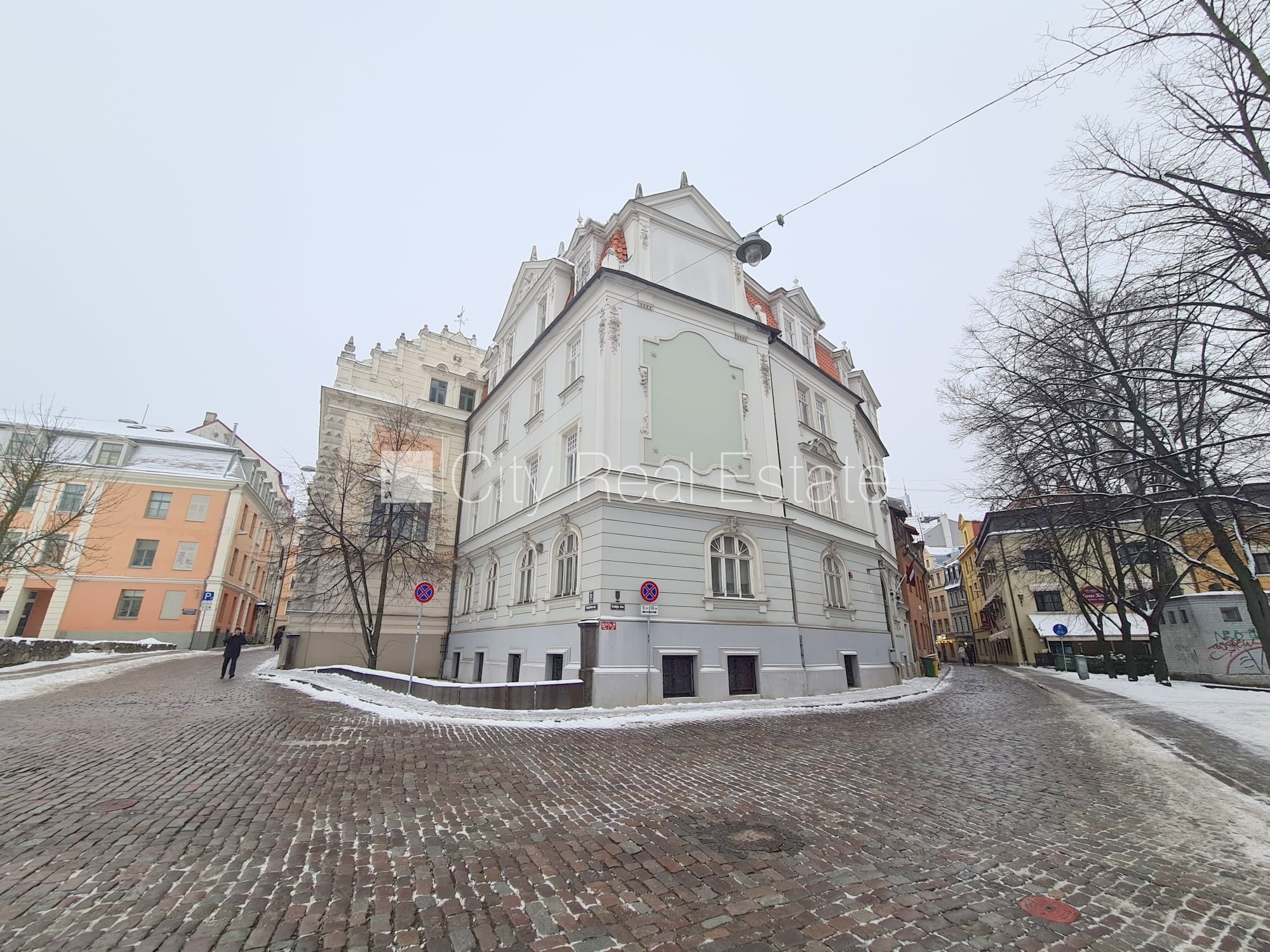 Sludinājumi. Fasādes māja, renovēta māja, ieeja no ielas, kāpņu telpa pēc kapitālā remonta, logi vērsti uz ielas Cena: 650 EUR/mēn Foto #15