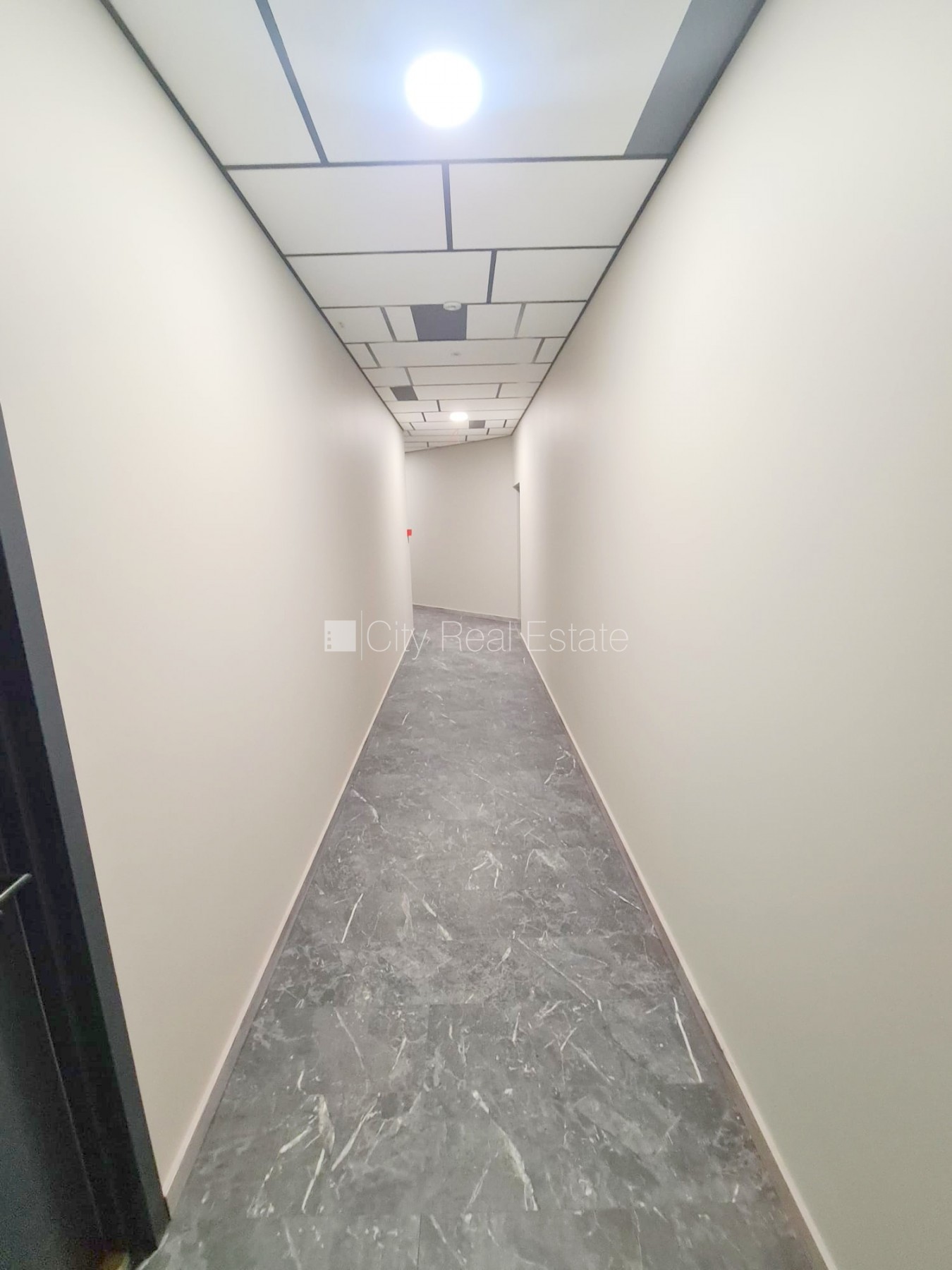 Sludinājumi. Fasādes māja, renovēta māja, ieeja no ielas, kāpņu telpa pēc kapitālā remonta, logi vērsti uz ielas Cena: 650 EUR/mēn Foto #11